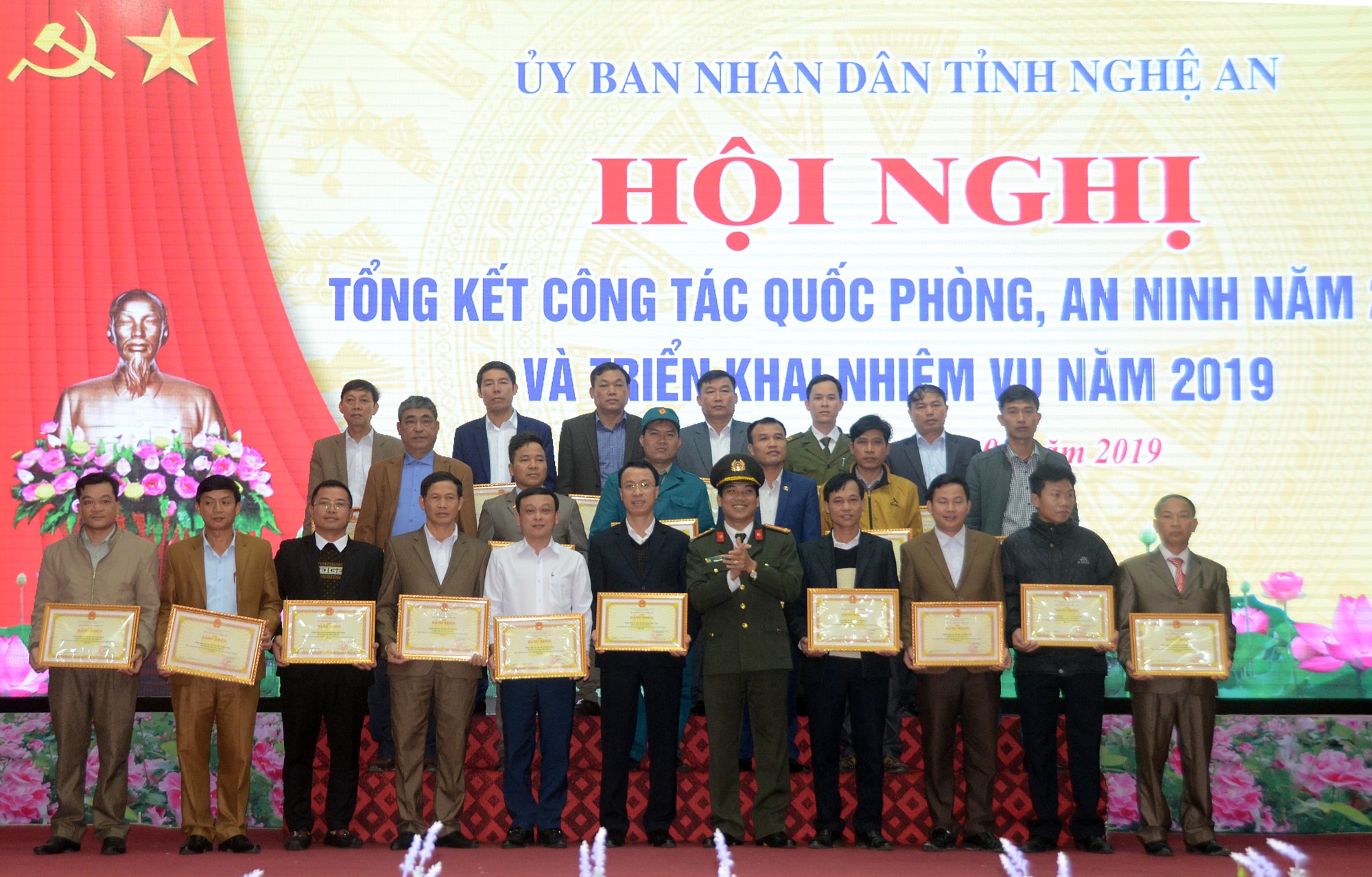 Bộ Công an tặng bằng khen cho 22 tập thể có thành tích xuất sắc trong phong trào toàn dân bảo vệ an ninh tổ quốc năm 2018. Ảnh: Thành Chung
