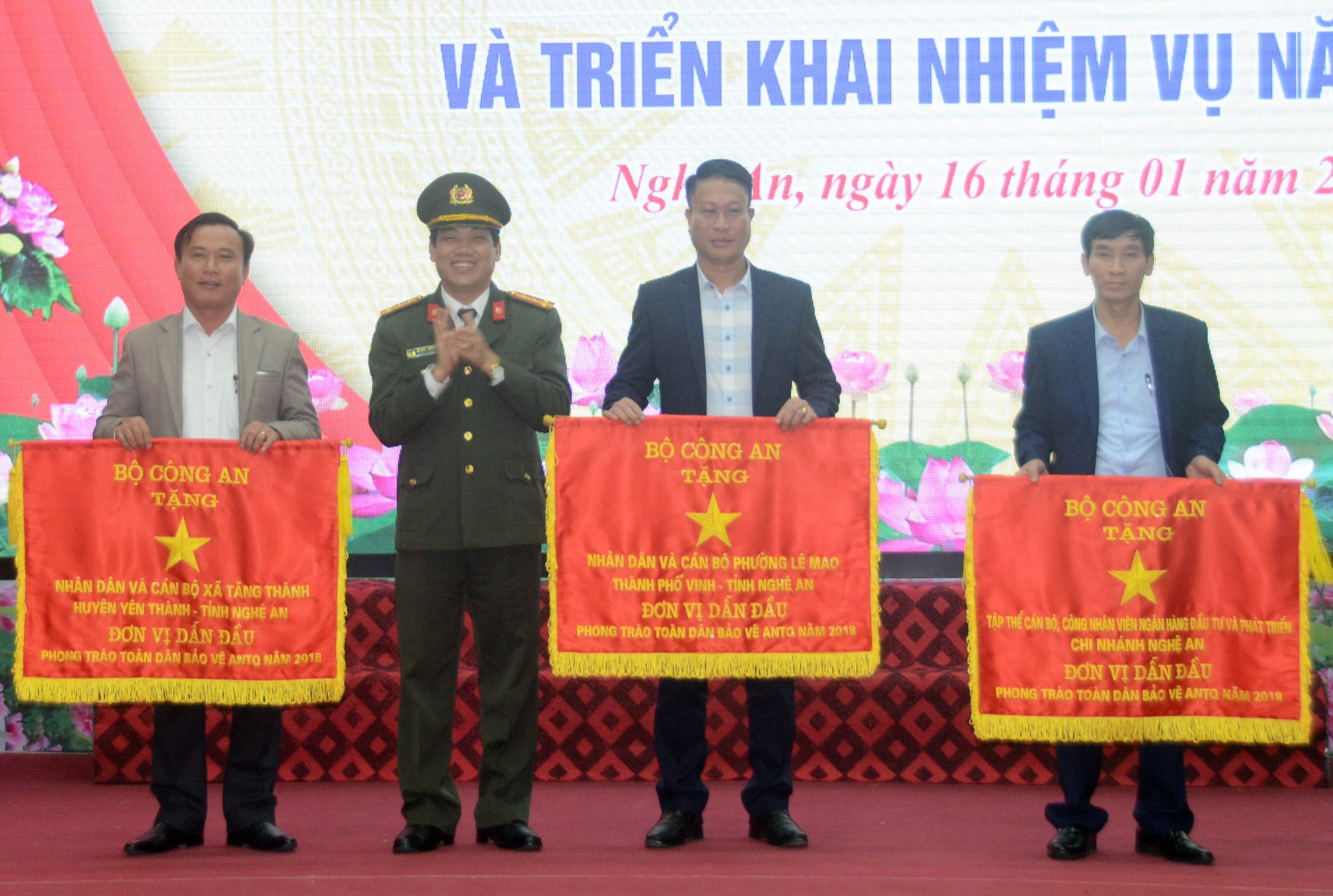 Bộ Công an tặng cờ thi đua cho 3 tập thể có thành tích xuất sắc trong phong trào toàn dân bảo vệ an ninh tổ quốc năm 2018. Ảnh: Thành Chung