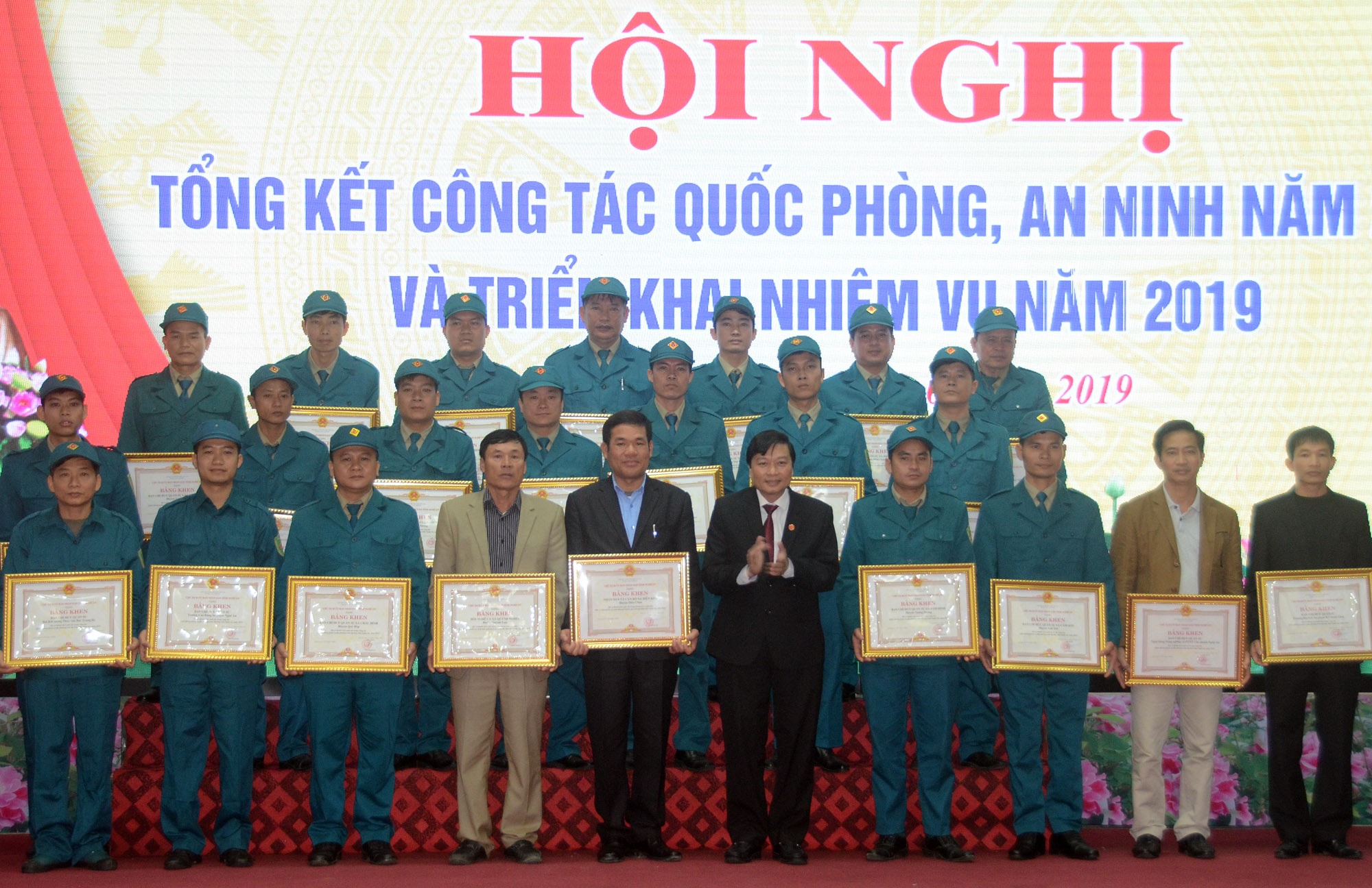 UBND tỉnh tặngbằng khen cho 25 tập thể có thành tích xuất sắc trong công tác quốc phòng quân sự địa phương năm 2018. Ảnh: Thành Chung