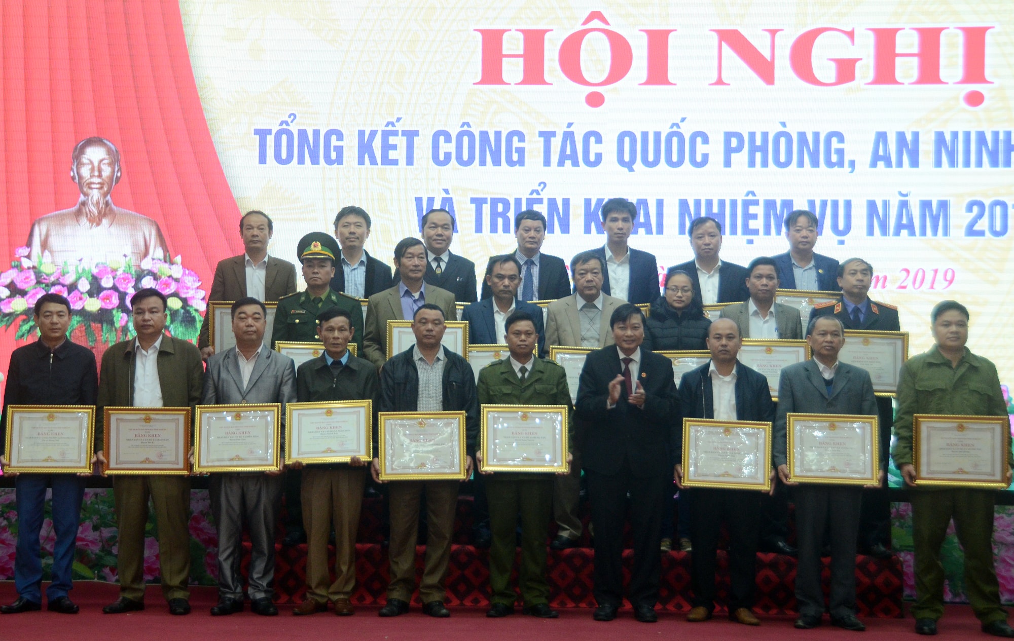 UBND tỉnh tặng bằng khen cho 25 tập thể có thành tích xuất sắc trong phong trào toàn dân bảo vệ an ninh tổ quốc năm 2018. Ảnh: Thành Chung