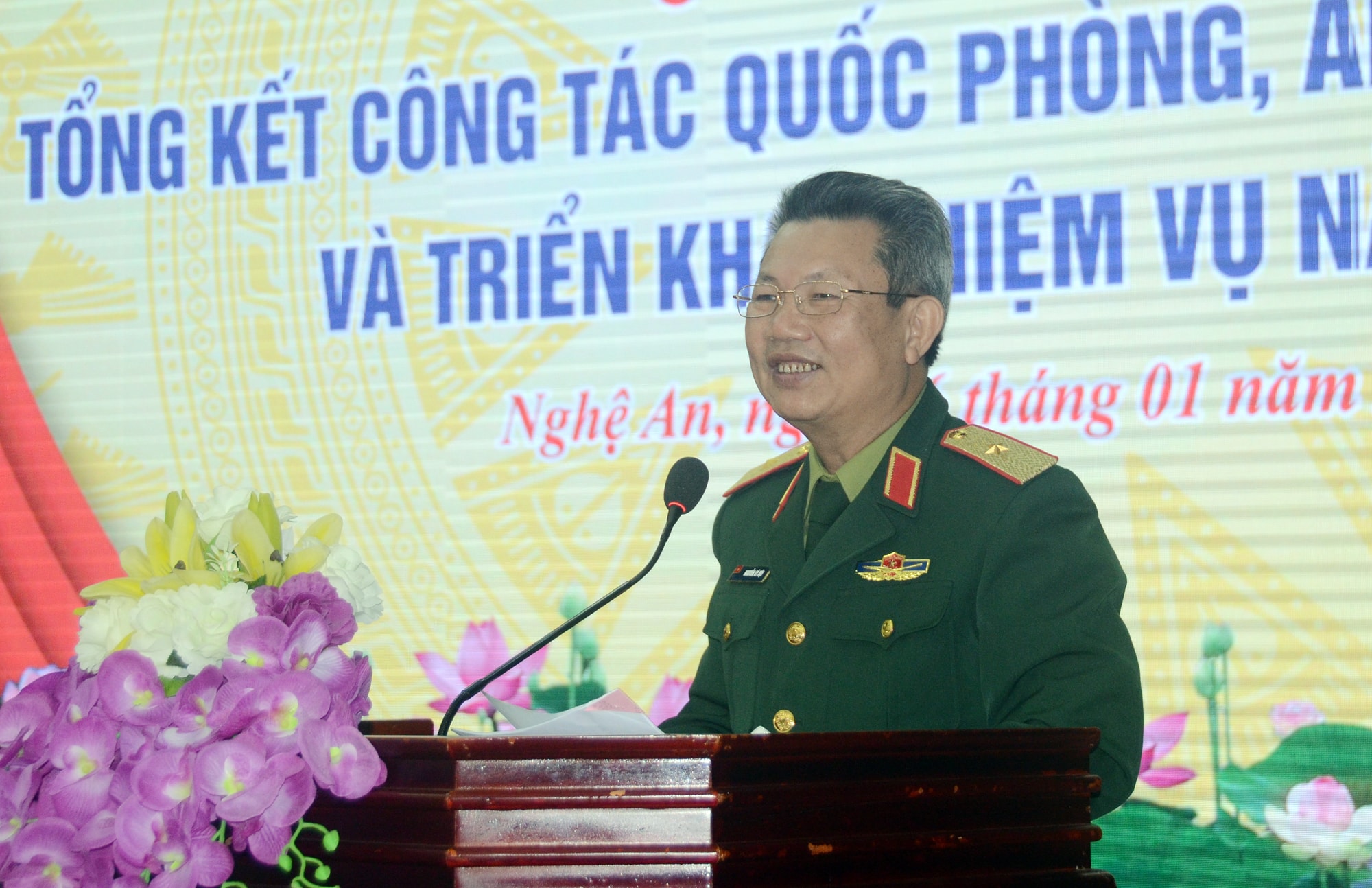 Thiếu tướng Nguyễn Sỹ Hội chúc mừng, biểu dương thành tích xuất sắc của tỉnh Nghệ An trong công tác đảm bảo quốc phòng an ninh. Ảnh: Thành Chung