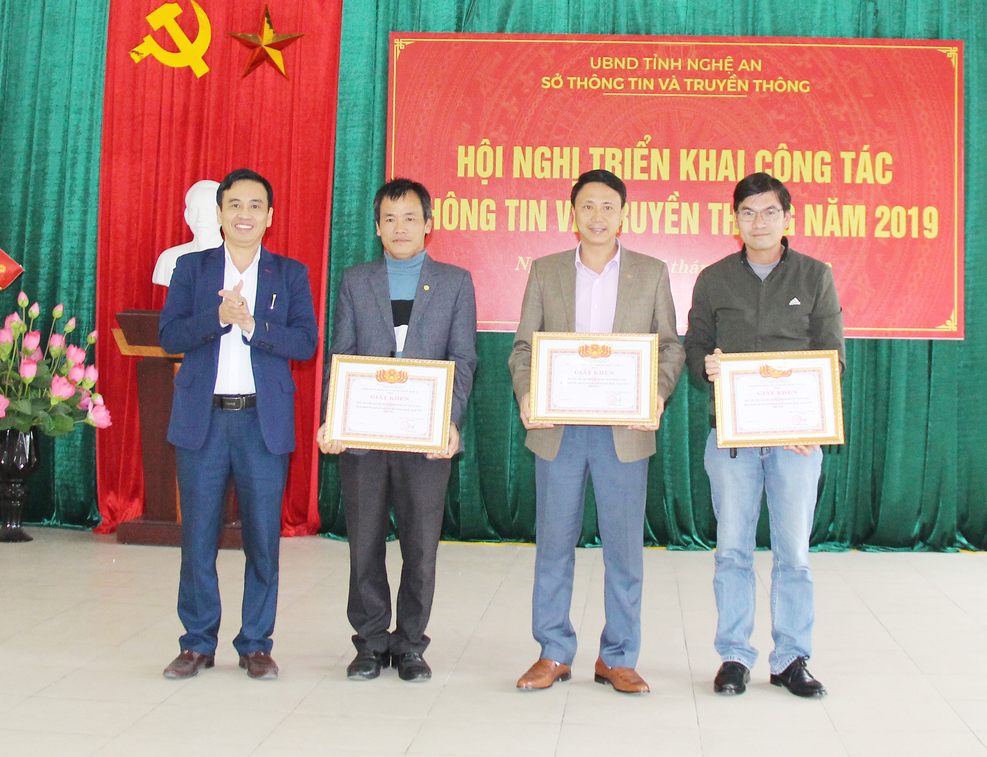 Phó Giám đốc Sở Thông tin và Truyền thông Nguyễn Bá Hảo tặng hoa chúc mừng đồng chí Phan Văn Thắng. Ảnh: Mai Hoa