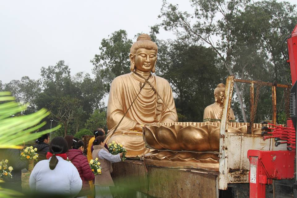 Tượng Phật uy nghi, bình an được cung nghinh về chùa. Ảnh: FB Đạo tràng Hương Sen Xứ Nghệ