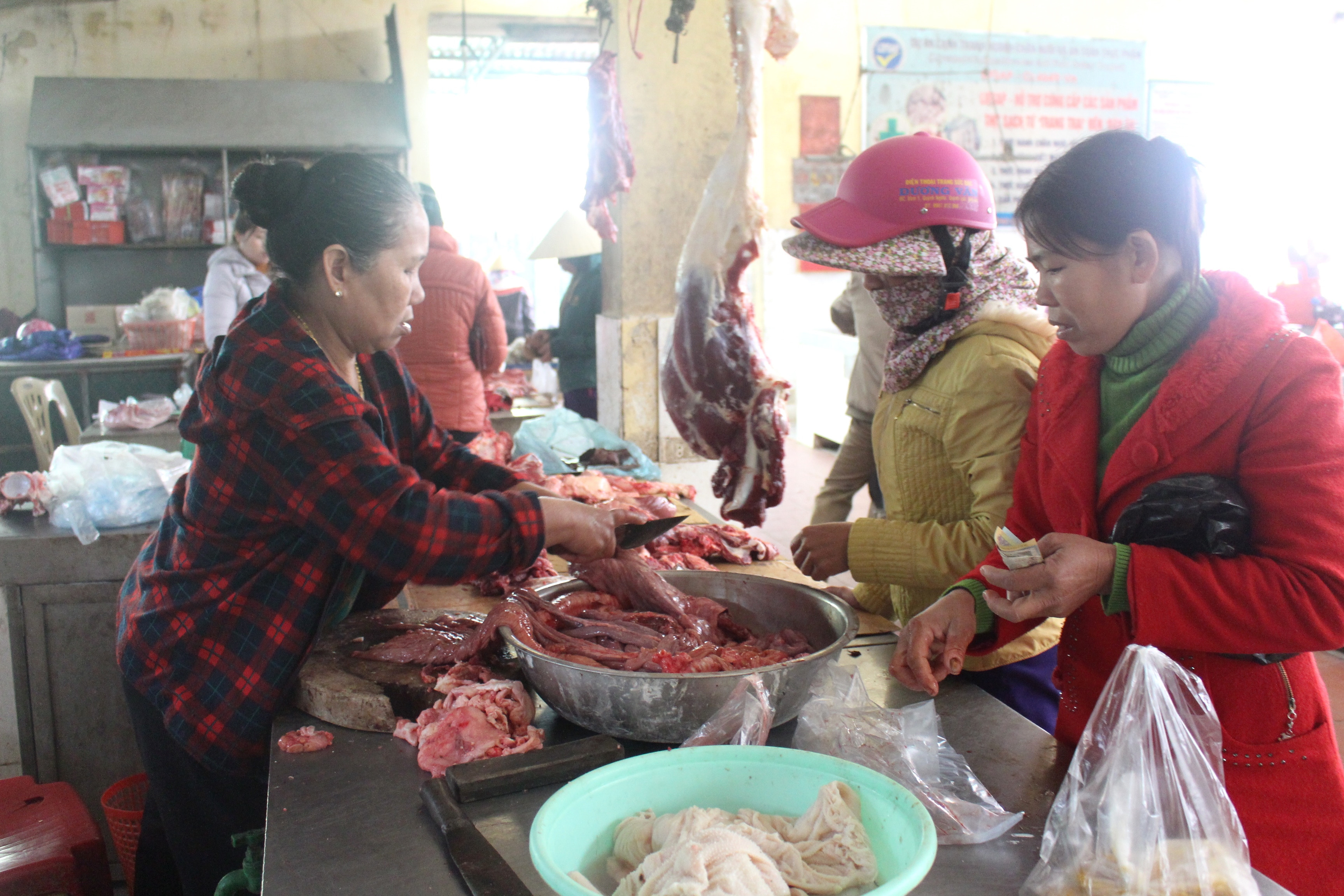 Nhu cầu làm các loại thịt ngâm, bò khô, lợn khô... tăng cao nên giá các loại thịt có tăng nhẹ. Ảnh: V.H