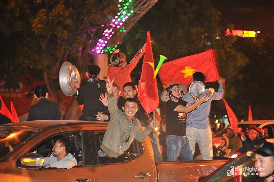 CĐV xứ Nghệ ăn mừng chiến thắng của ĐT Việt Nam tại chung kết AFF Cúp. Ảnh: Tư liệu
