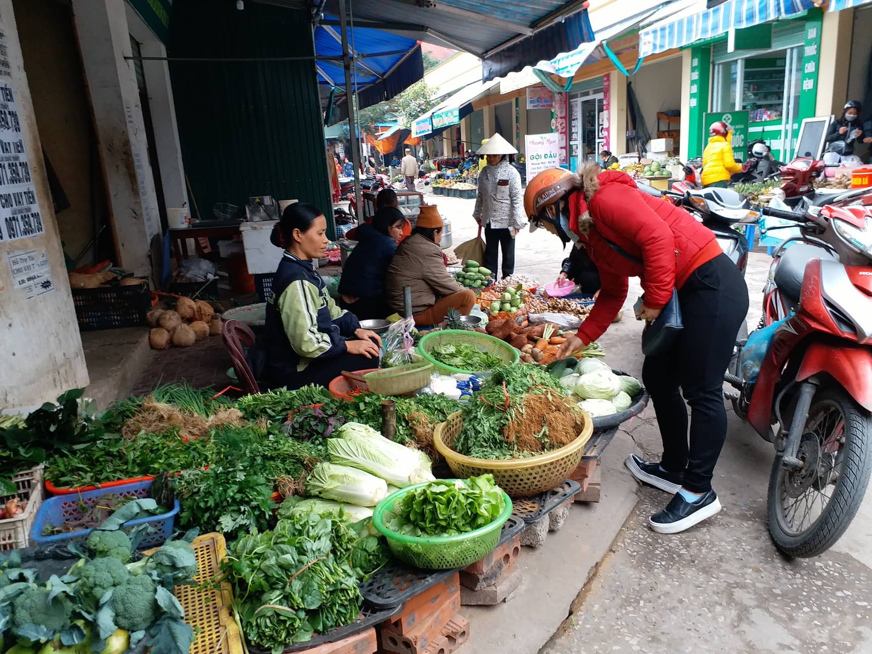 Nhiều loại rau xanh ở các chợ đã tăng giá hơn. Ảnh: Thanh Phúc