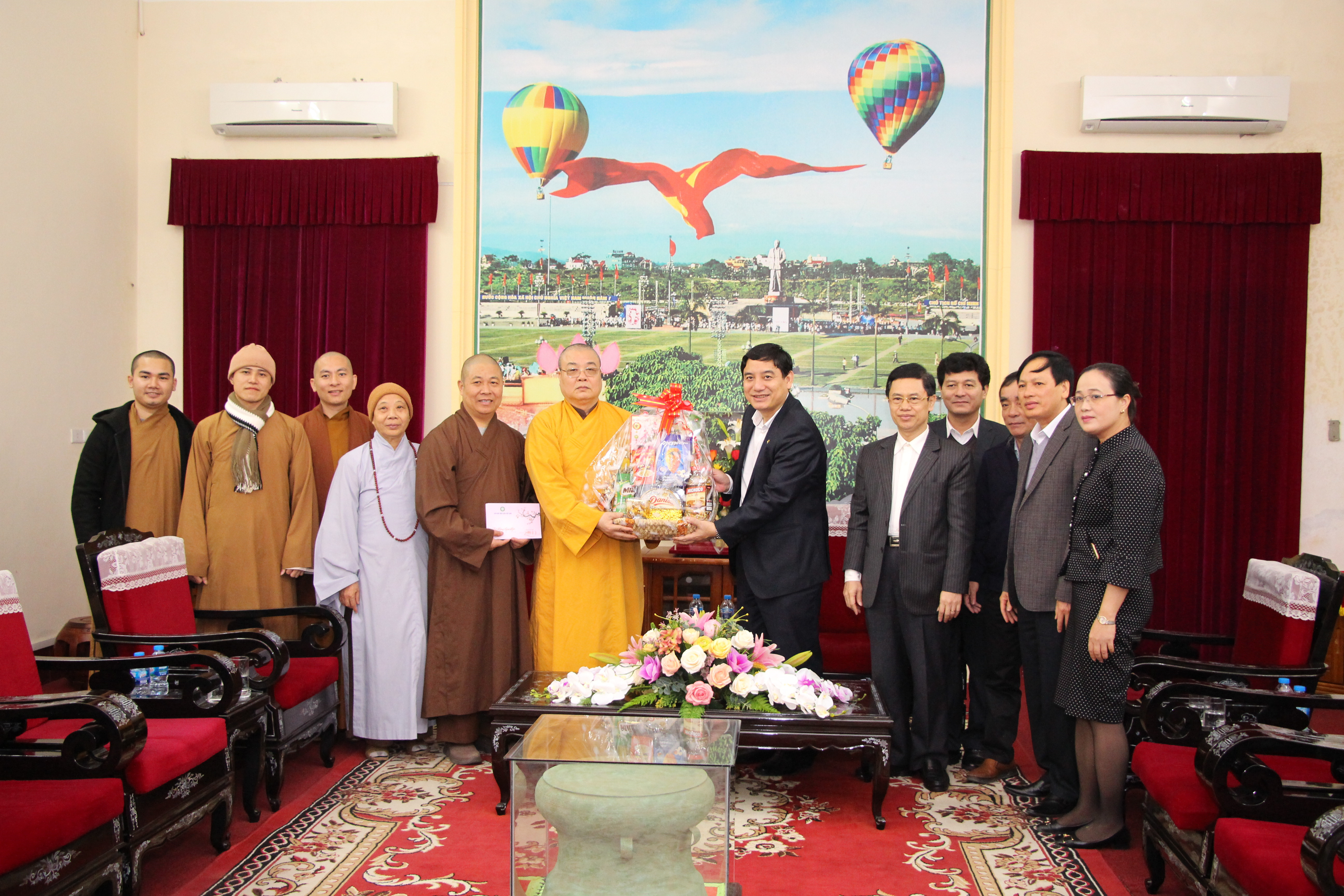 Hòa thượng Thích Thanh Nhiễu trao quà chúc mừng năm mới tới Tỉnh ủy Nghệ An. Ảnh: Đào Tuấn