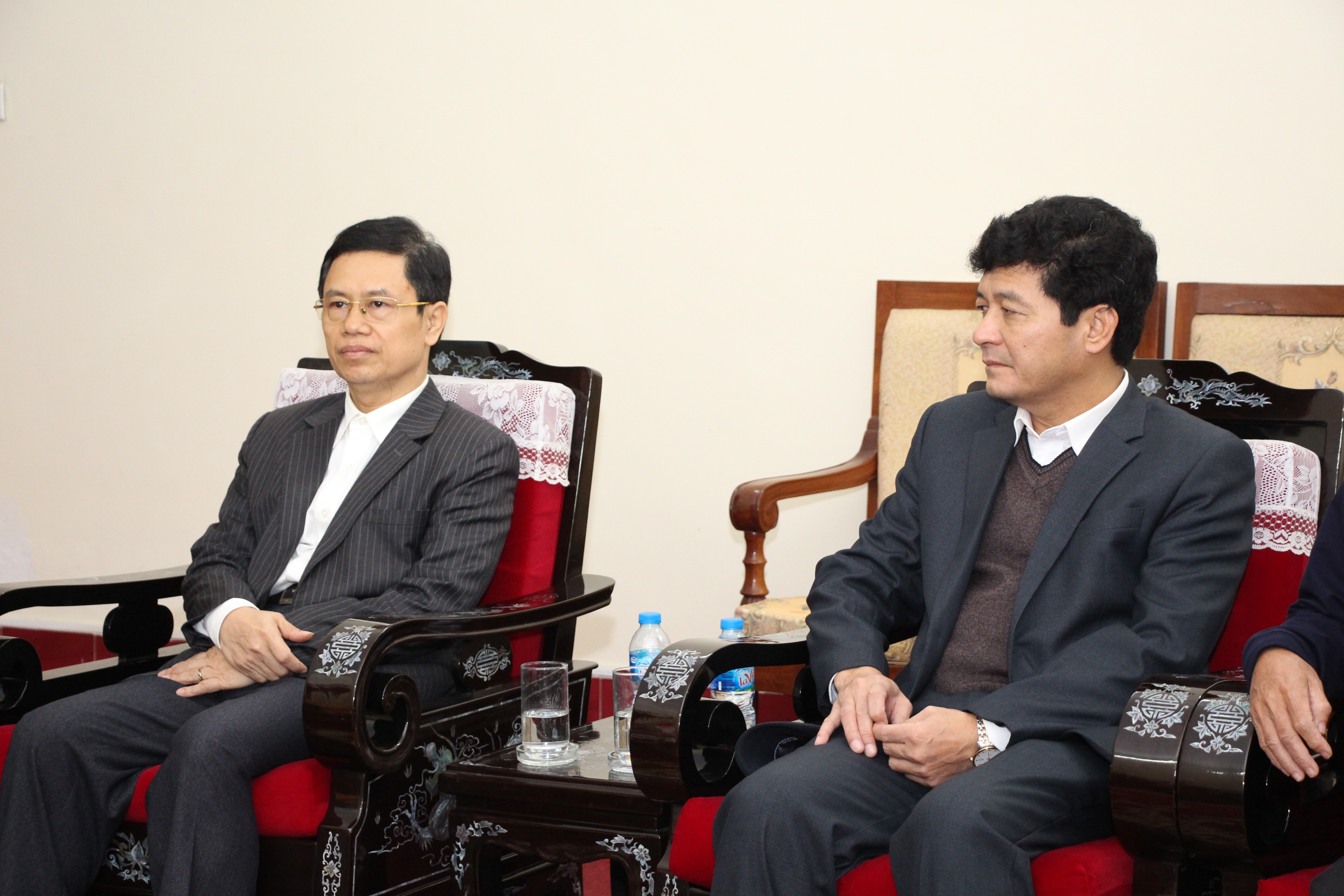 Phó Bí thư Thường trực Tỉnh ủy - Chủ tịch HĐND tỉnh Nguyễn Xuân Sơn (trái) cùng dự buổi đón tiếp. Ảnh: Đào Tuấn 