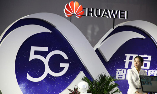 Bốt quảng cáo công nghệ 5G của Huawei tại một hội chợ ở Bắc Kinh, Trung Quốc hồi tháng 9/2018. Ảnh: Reuters.