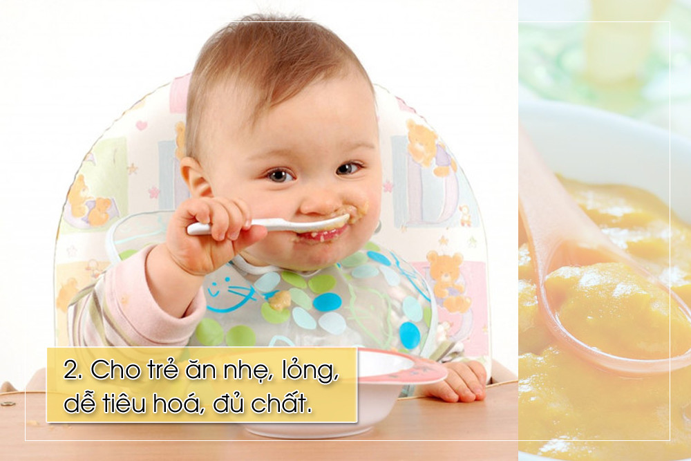 Cho trẻ ăn nhẹ, lỏng, dễ tiêu hóa, đủ chất. Đối với trẻ còn bú mẹ cần được bú nhiều hơn để tăng sức đề kháng. Trẻ đang ăn bổ sung ngoài sữa mẹ cần ưu tiên những thực phẩm giàu protid và caroten để nhanh chóng phục hồi sức khỏe; tránh bị suy dinh dưỡng và biến chứng do sởi.