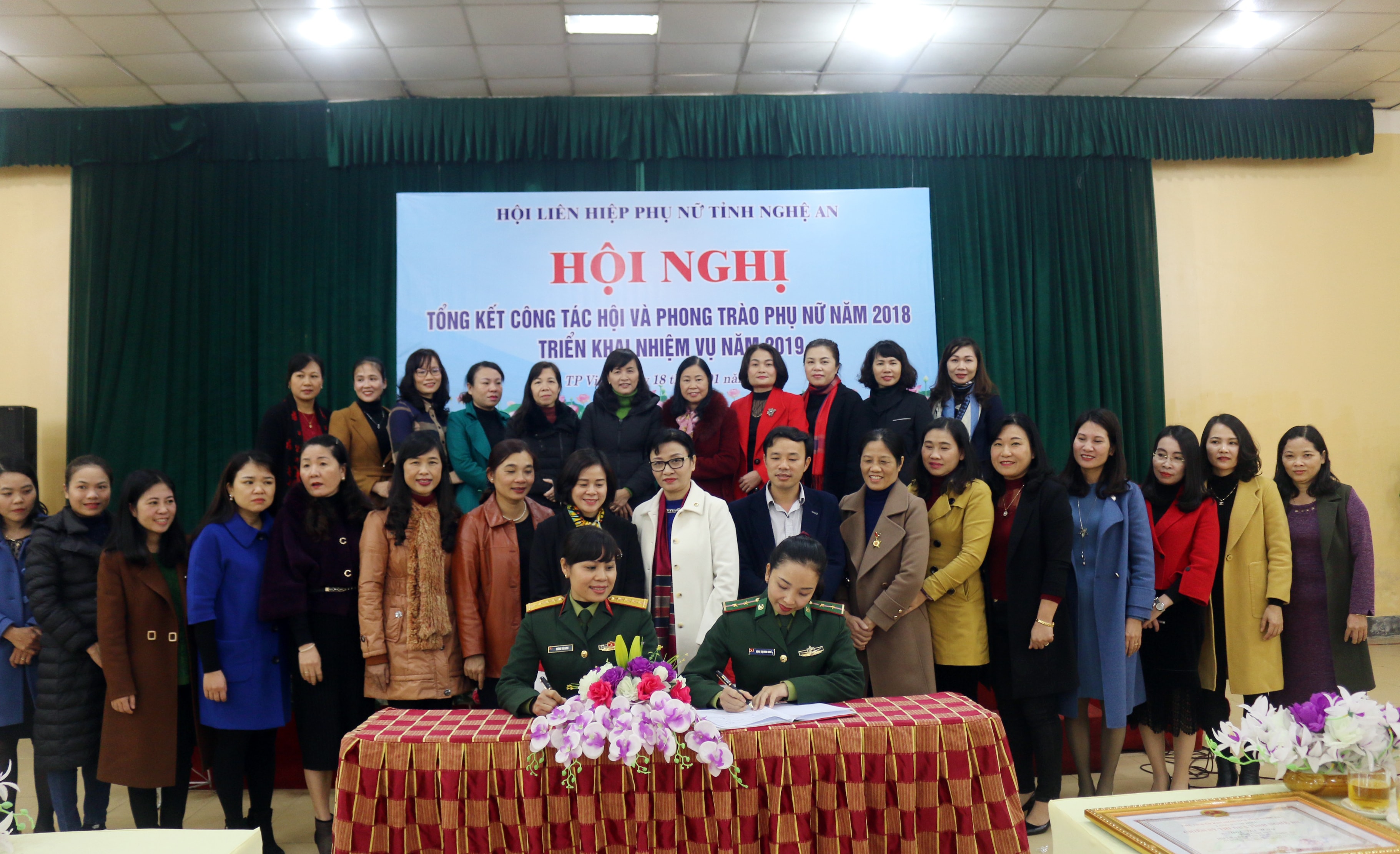 Đại diện các đơn vị ký cam kết thi đua năm 2019. Ảnh:  Vương Giang