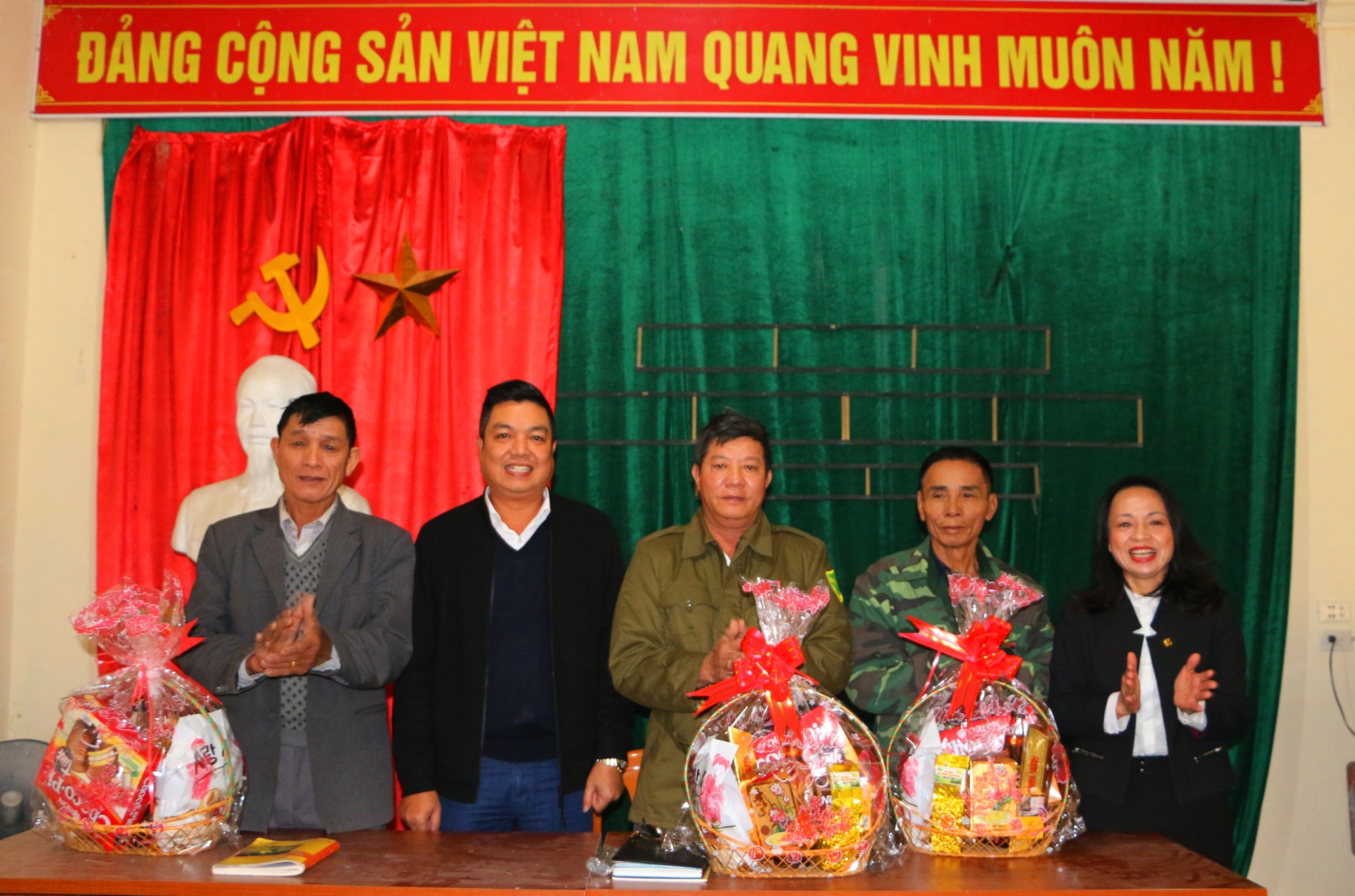 Nhân về công tác, đoàn cũng trao quà Tết cho ban cán sự xóm Phúc Điền 1, xã Hưng Tây. Ảnh: Nguyễn Hải