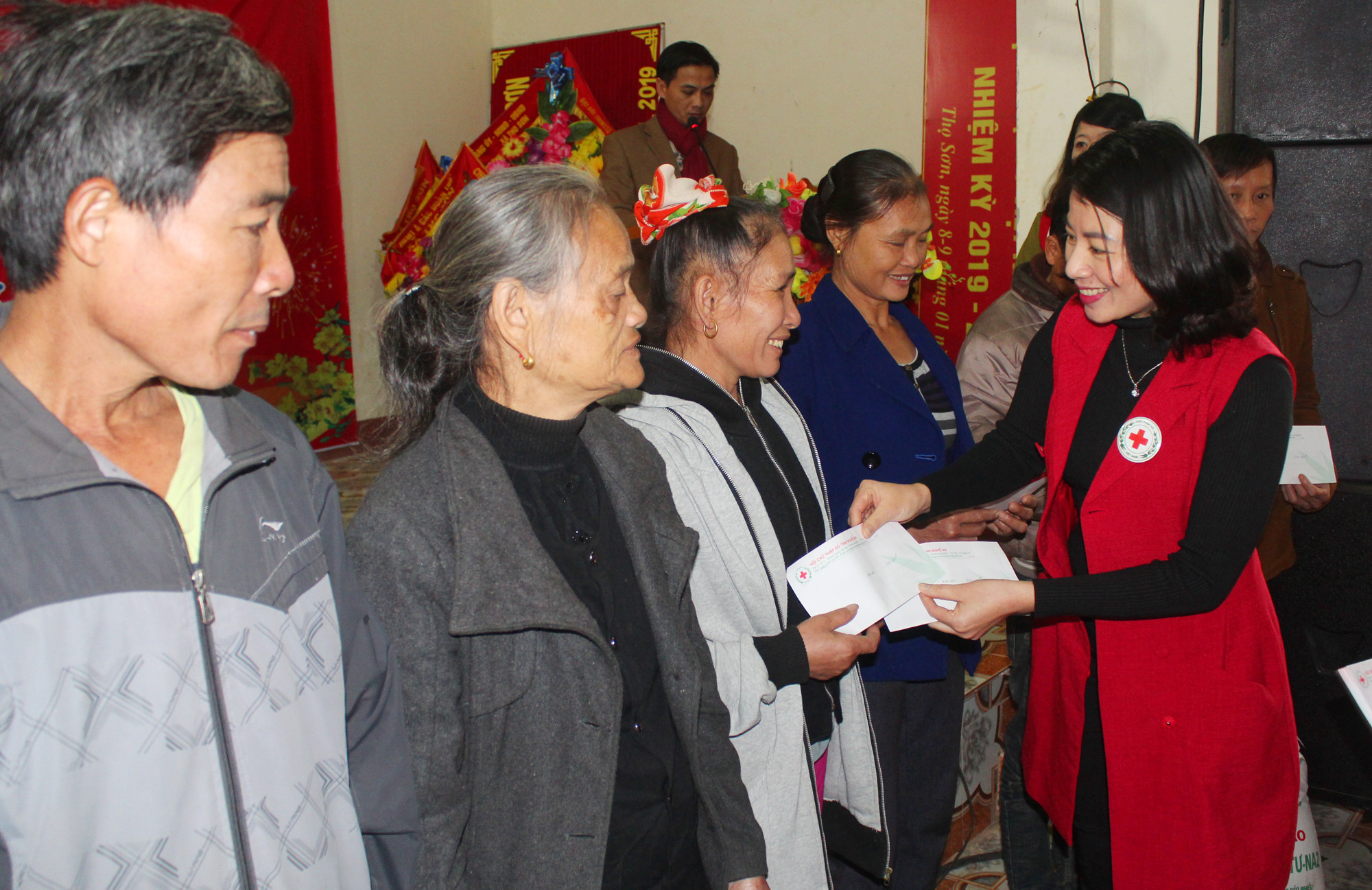Đồng chí Lương Thị Hồng - Chủ tịch Hội chữ thâp đỏ Nghệ An trao quà cho các hộ nghèo, nạn nhân da cam ở Thọ Sơn, Anh Sơn. Ảnh: Nguyễn Hải
