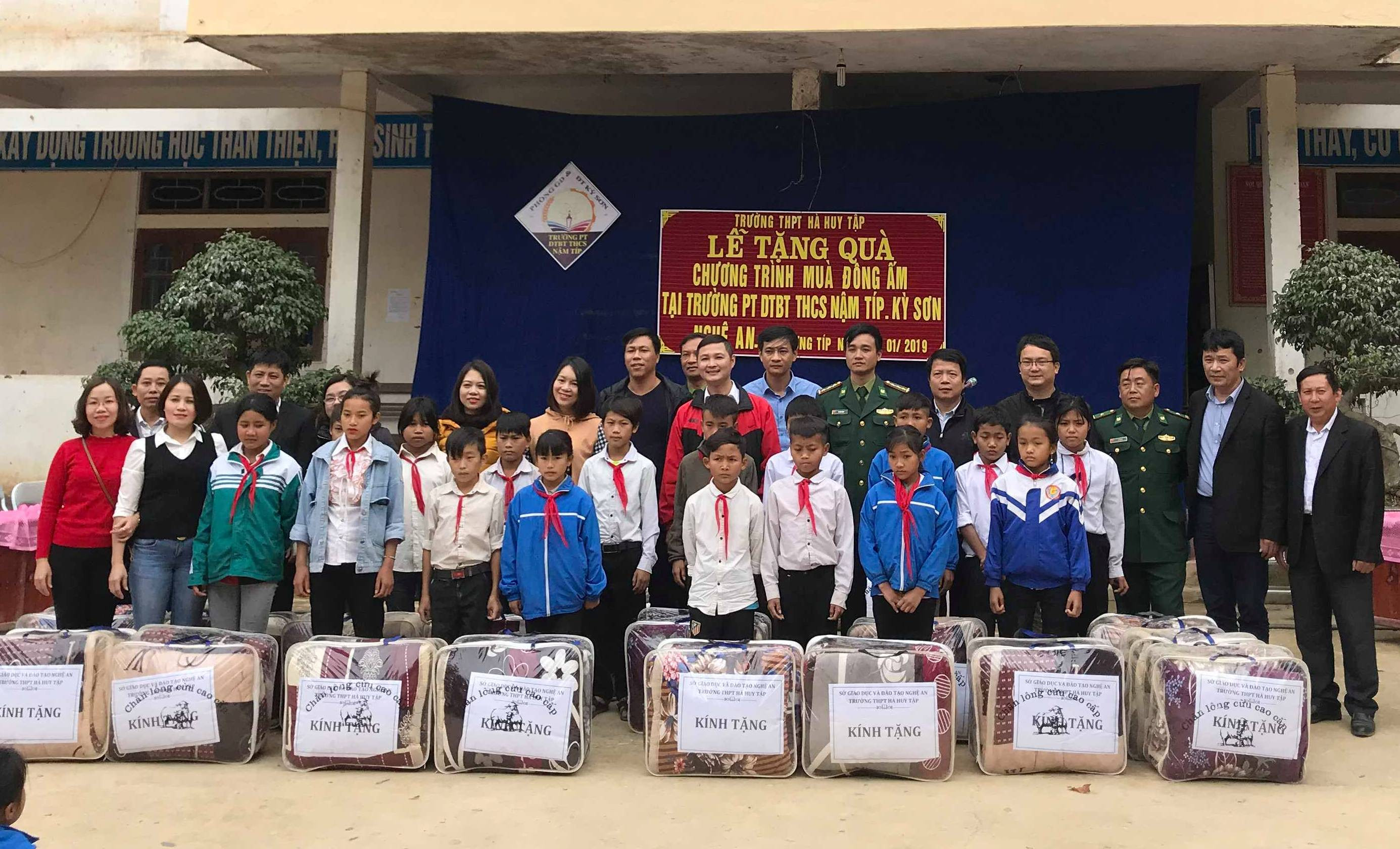 Trường THPT Hà Huy Tập, thành phố Vinh tặng quà cho học sinh nghèo xã Mường Típ. Ảnh: Hồng Thoa