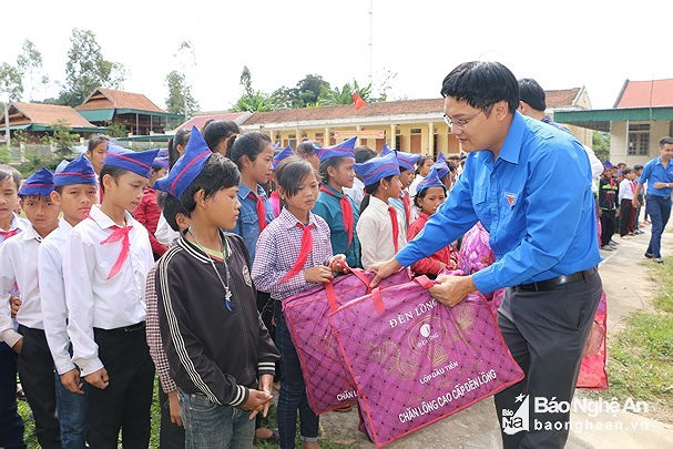 Sở Giao thông & Vận tải trao quà cho học sinh nghèo tại xã Keng Đu - Kỳ Sơn. Ảnh: Tư liệu