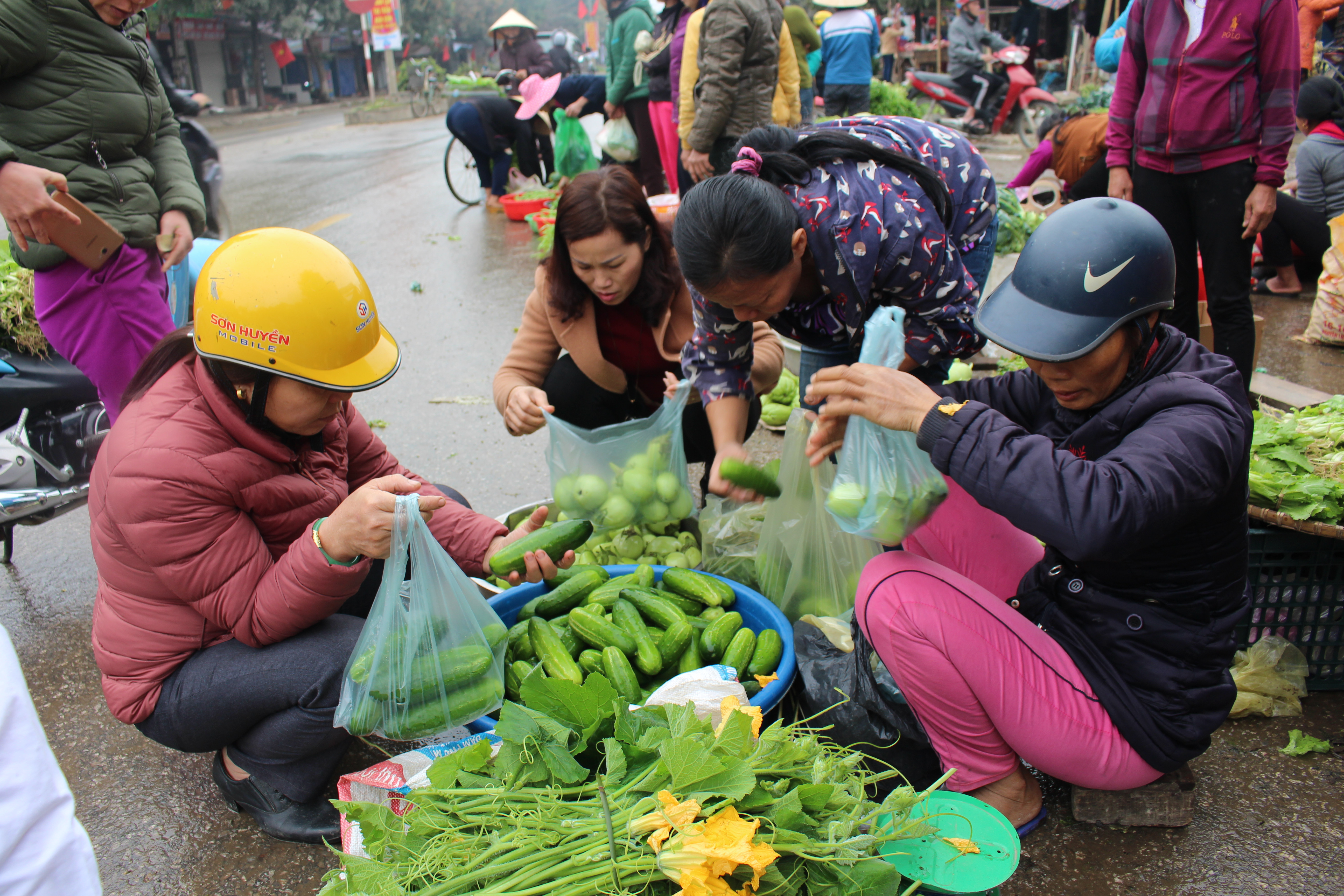 Nguồn cung hạn chế, khiến cho giá rau xanh tại các chợ trên địa bàn Anh Sơn tăng cao. Ảnh: T.H