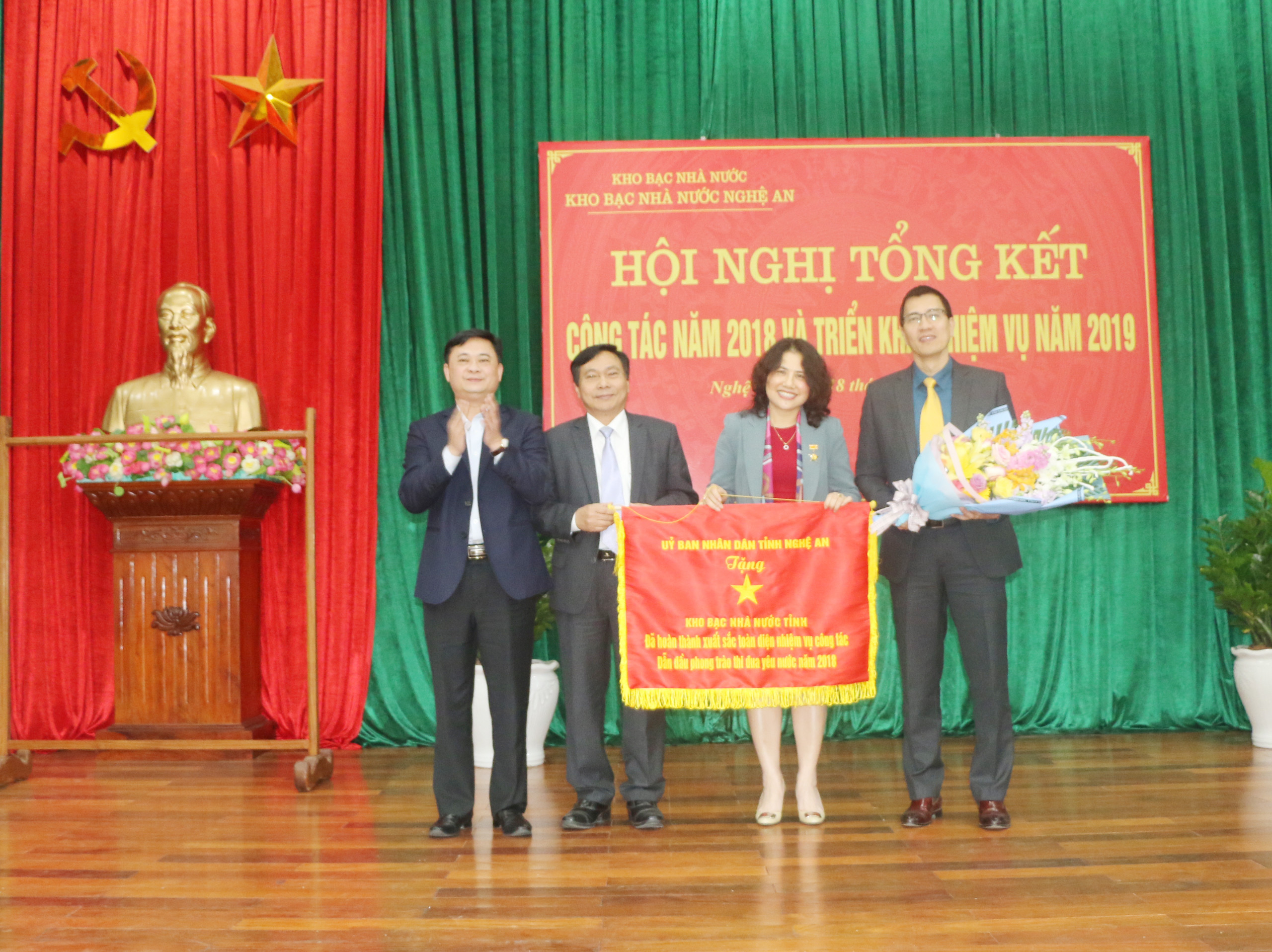 Đồng chí Thái Thanh Quý tặng cờ thi đua của UBND tỉnh cho tập thể KBNN tỉnh. Ảnh: Thanh Phúc