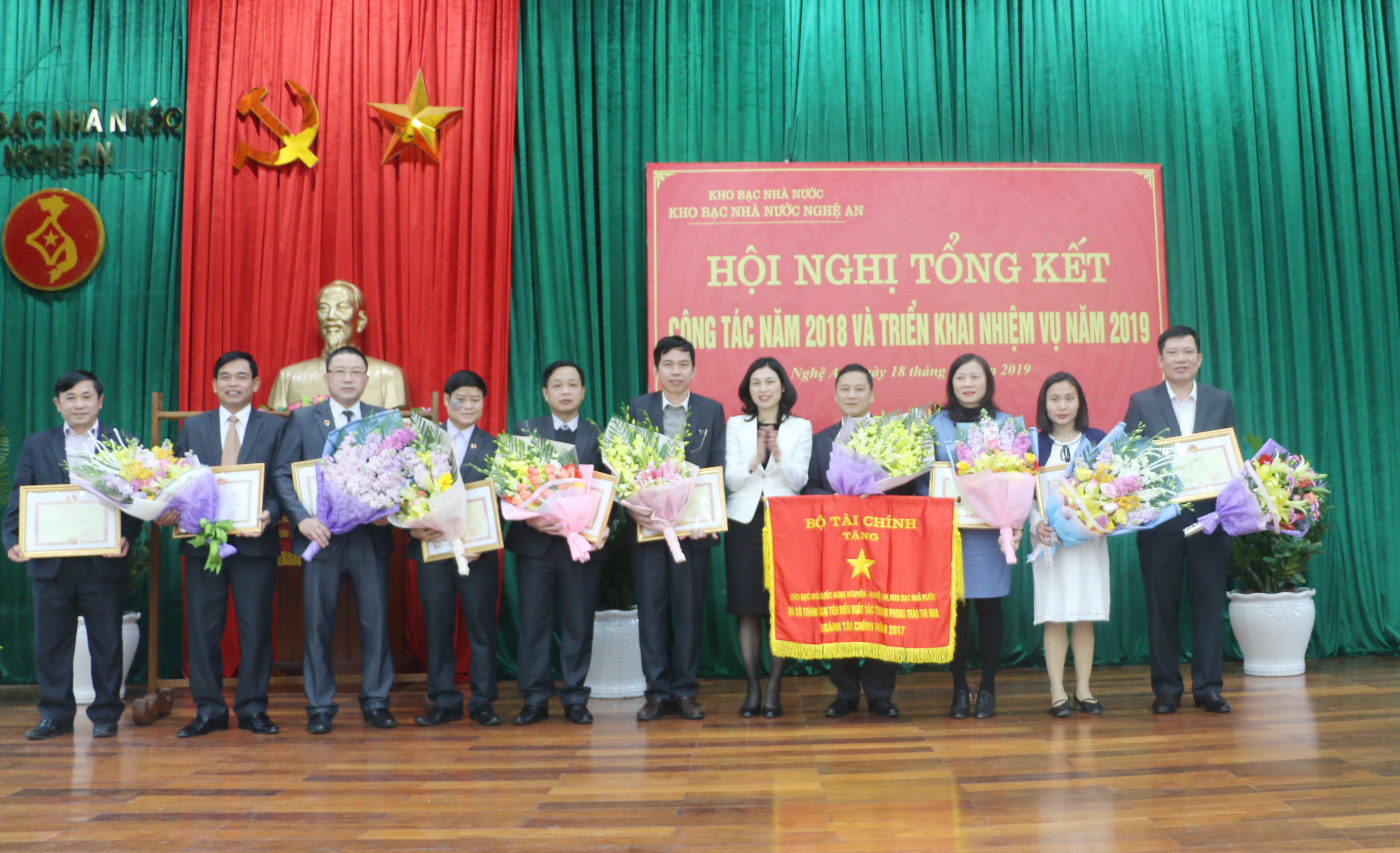 Lãnh đạo KBNN Việt  Nam tặng Bằng khen của Bộ Tài chính cho các tập thể, cá nhân có thành tích xuất sắc trong công tác kho bạc. Ảnh: Thanh Phúc