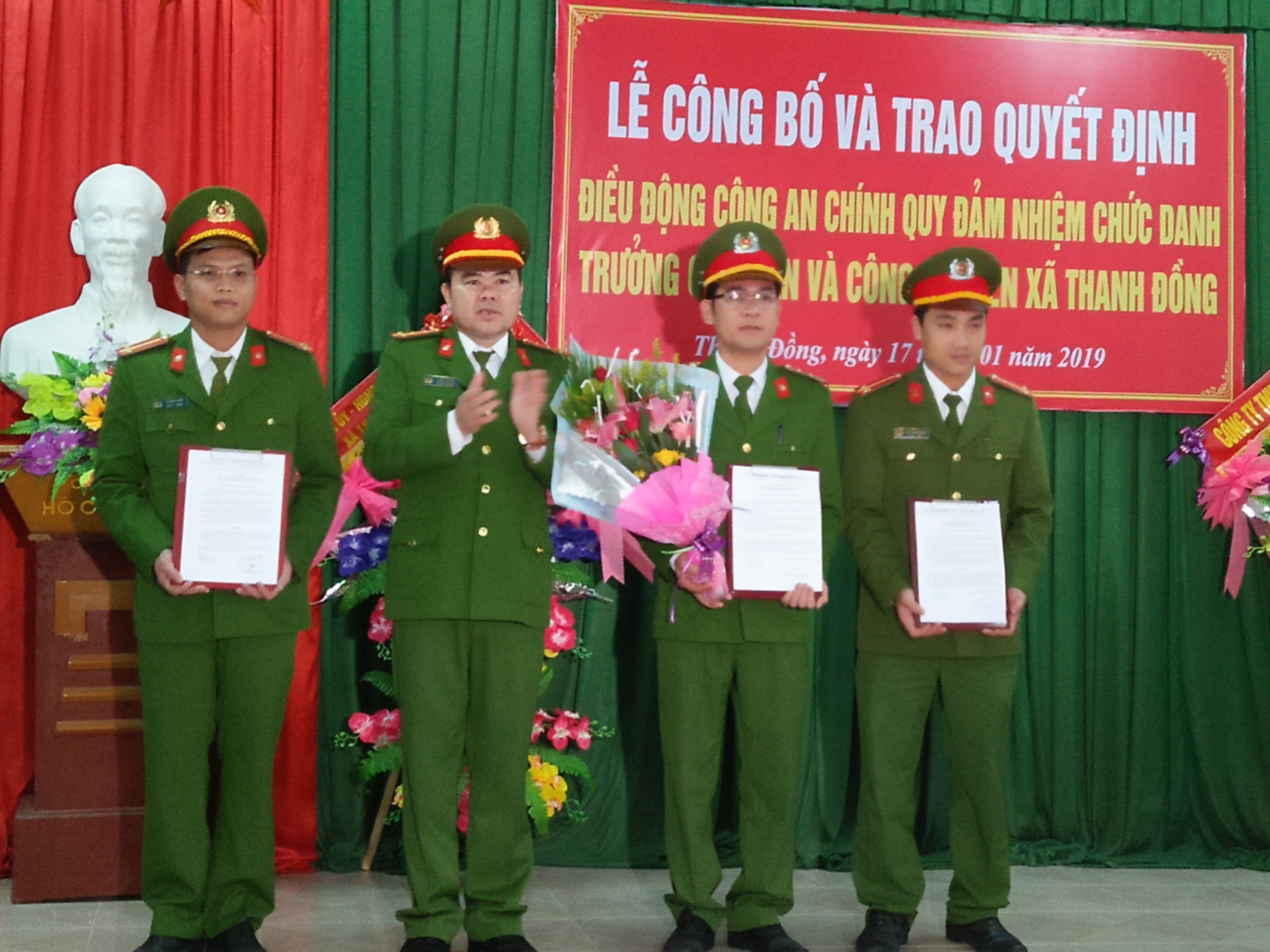 Lãnh đạo Công an huyện trao Quyết định điều động 3 đồng chí cán bộ công an huyện đảm nhiệm các chức danh công an xã Thanh Đồng