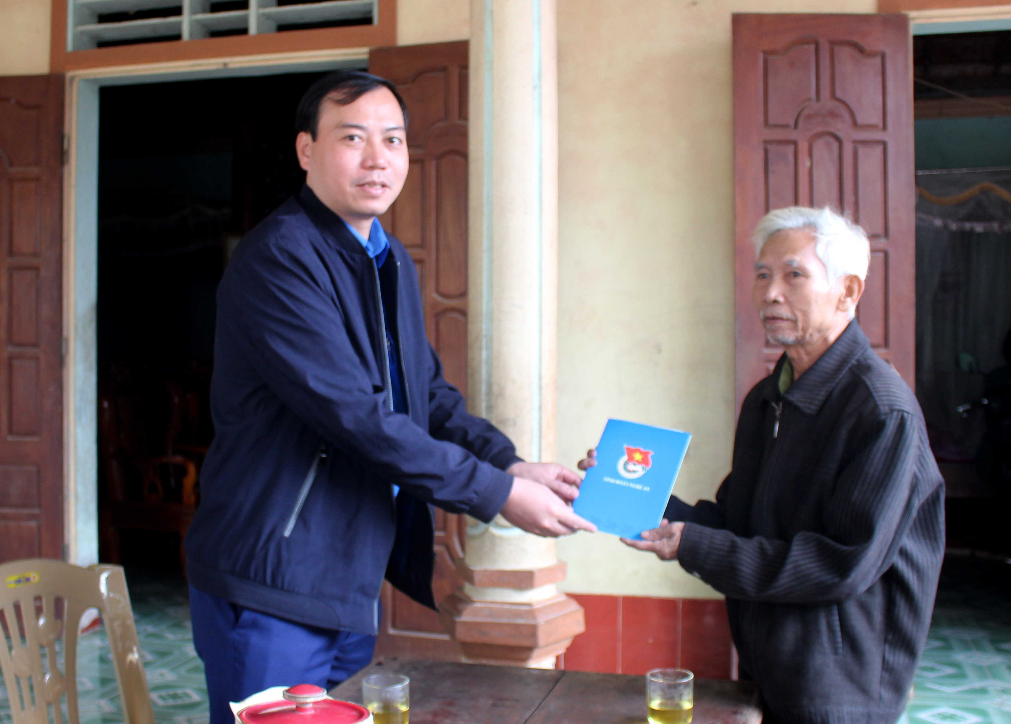Tỉnh đoàn Nghệ An đã đến thăm hỏi, tặng quà cho các gia đình thương binh, liệt sỹ, gia đình chính sách, người có công tại huyện Anh Sơn. Ảnh: Hương Liên