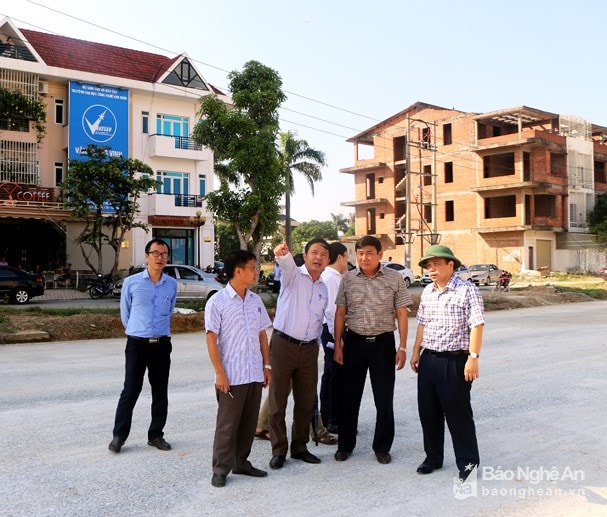 Lãnh đạo tỉnh và lãnh đạo TP Vinh kiểm tra tiến độ GPMB, thi công đường 72m đoạn từ Quốc lộ 1A (ngã ba Quán Bàu) đến Đại lộ Xô Viết Nghệ Tĩnh. Ảnh: Tư liệu