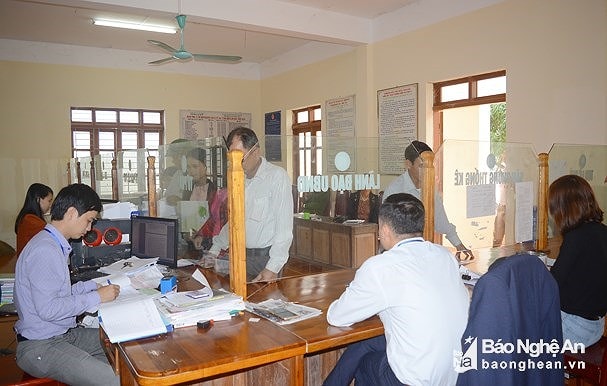 Người dân giao dịch tại bộ phận một cửa xã Nghi Kim, TP Vinh. Ảnh: Tư liệu