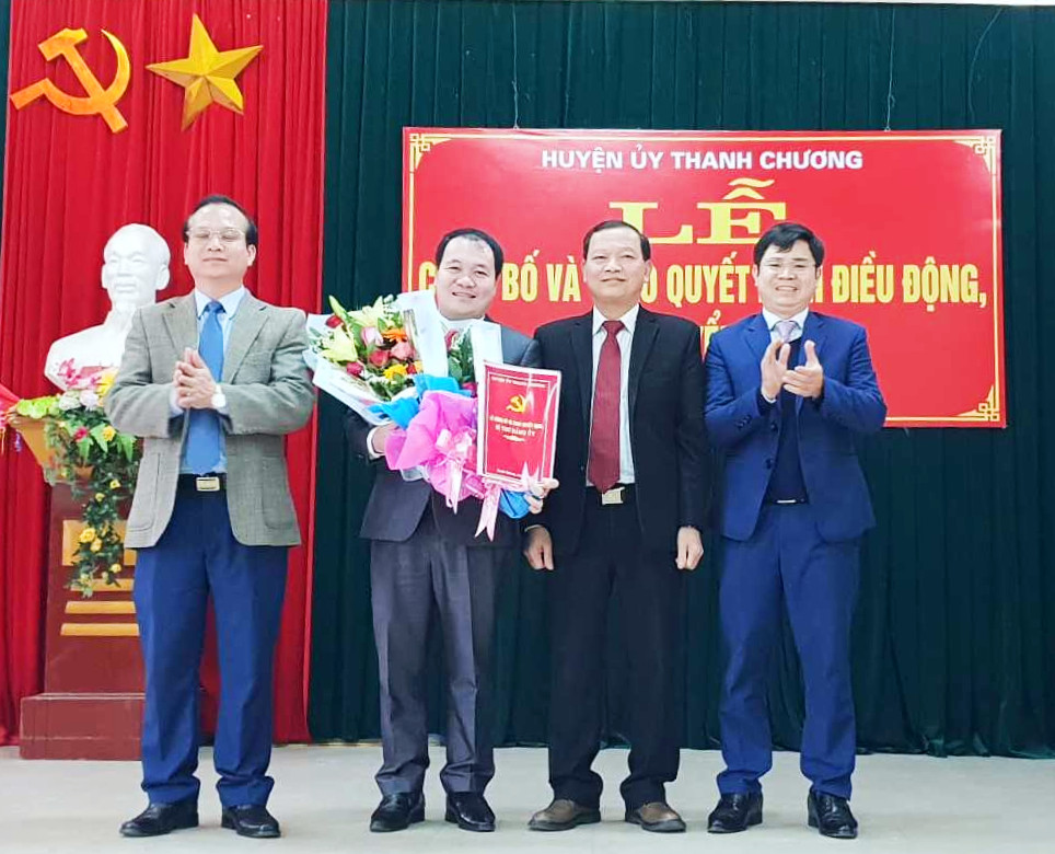 Đồng chí  Nguyễn Hữu Vinh – Bí thư Đảng bộ Thanh Chương và các đồng chí Thường trực Huyện ủy trao quyết định và tặng hoa chúc mừng ông Trần Đình Tâm.