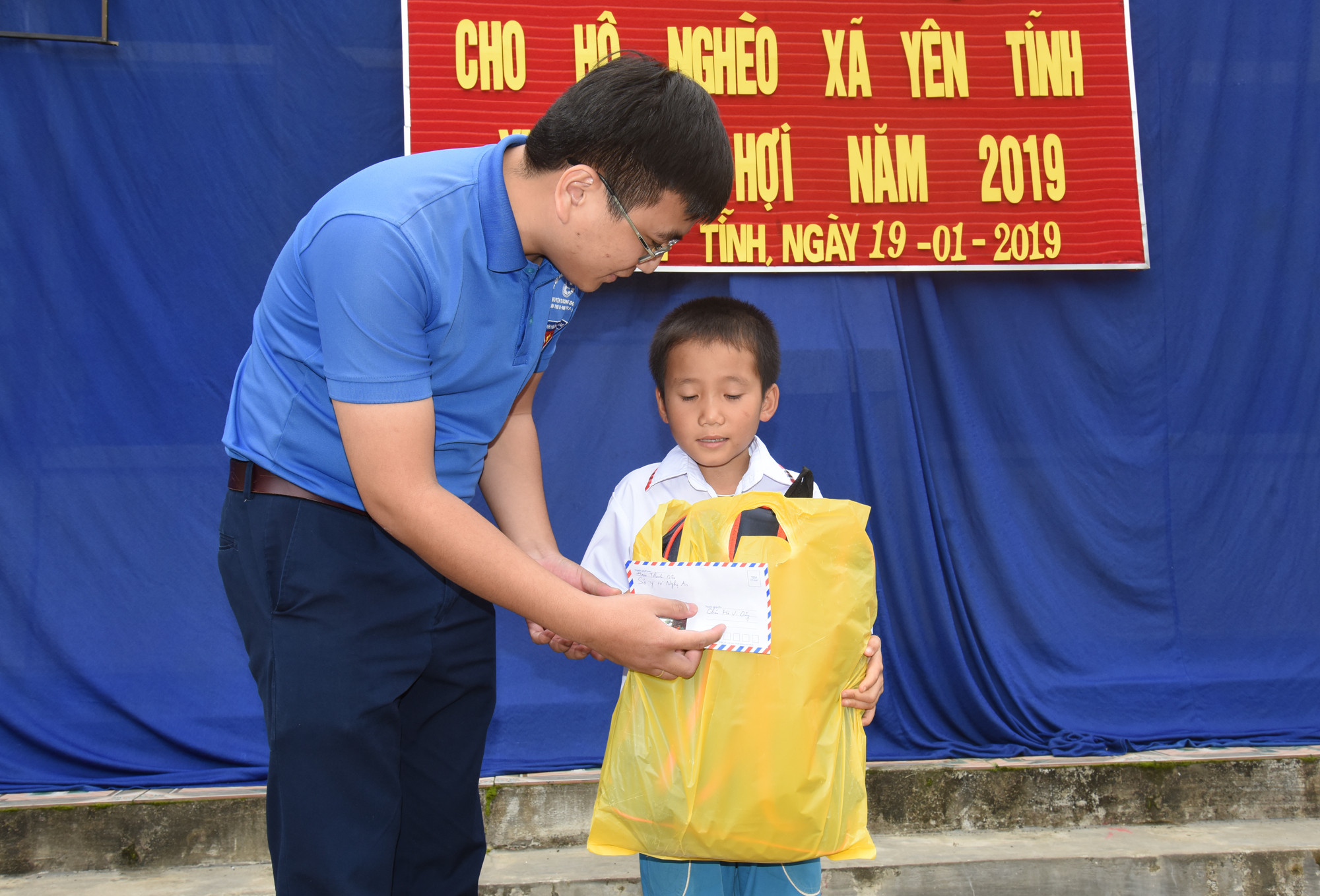 Đoàn thanh niên Sở Y tế Nghệ An tặng quà cho học sinh nghèo vượt khó. Ảnh: Thành Chung