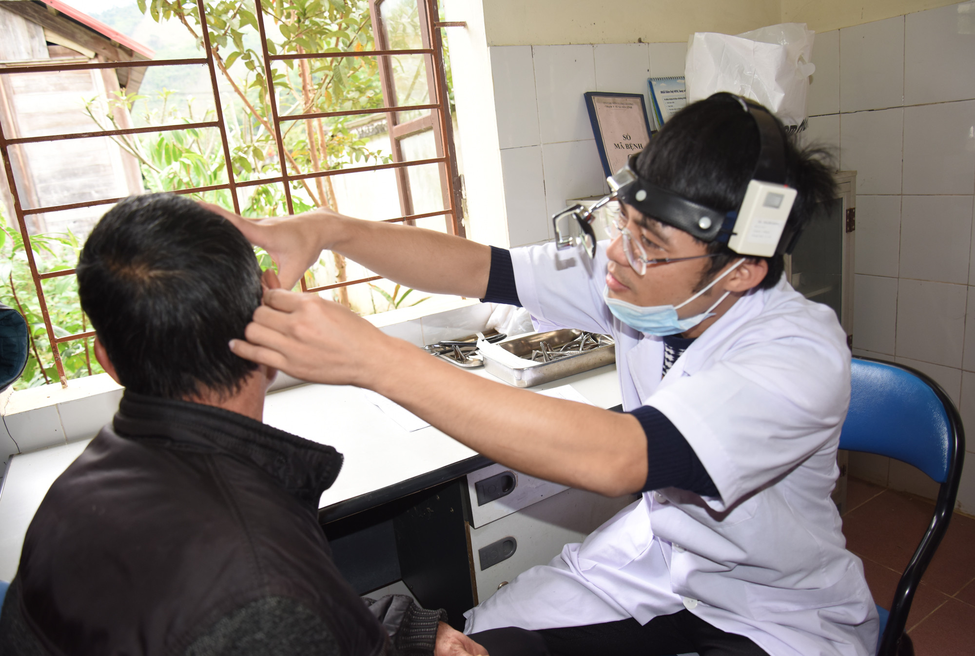 Đoàn công tác ngành y tế đã khám bệnh cho 500 người dân xã Yên Tĩnh. Ảnh: Thành Chung