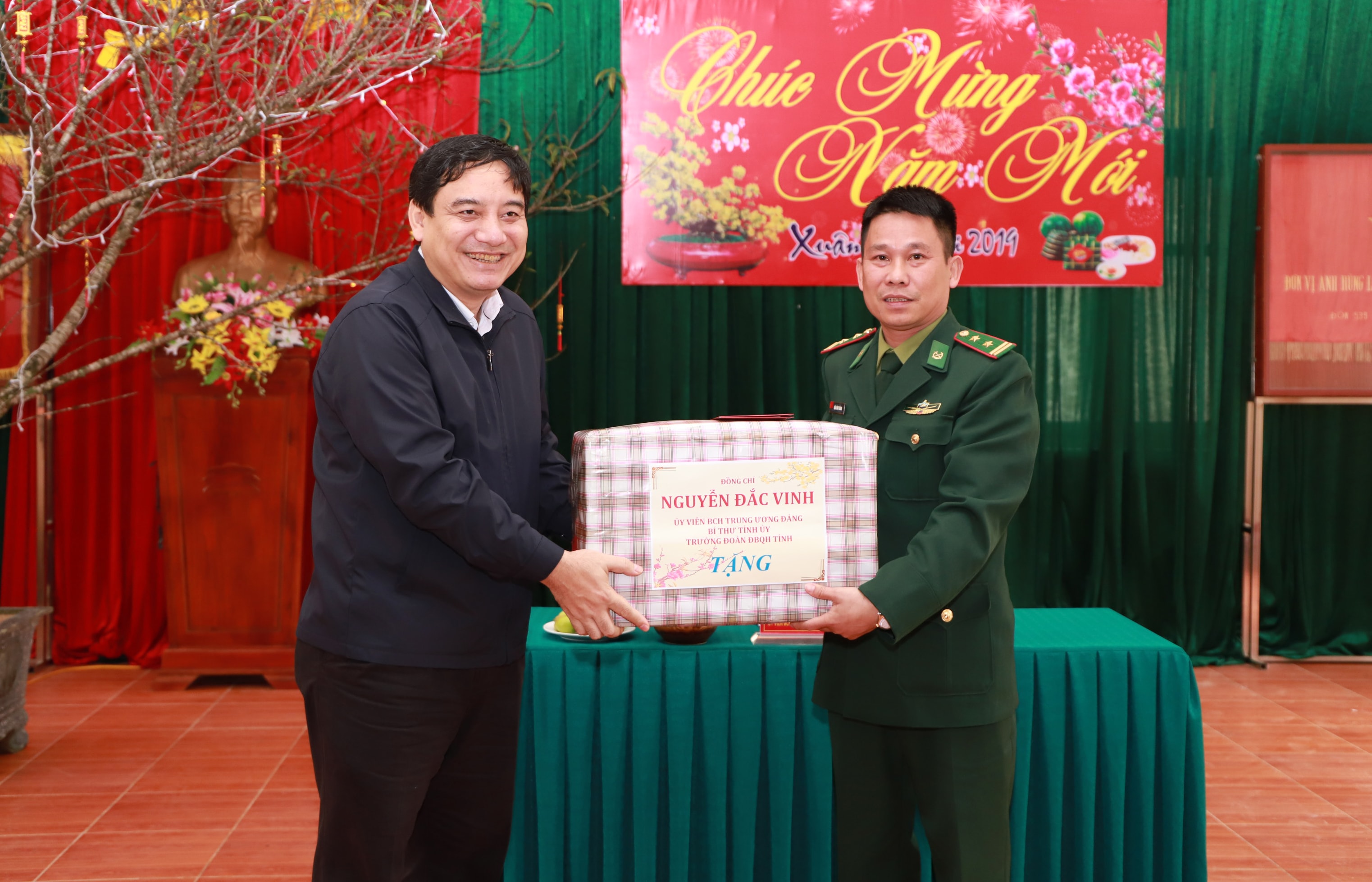 Bí thư Tỉnh ủy Nguyễn Đắc Vinh tặng quà chúc Tết 