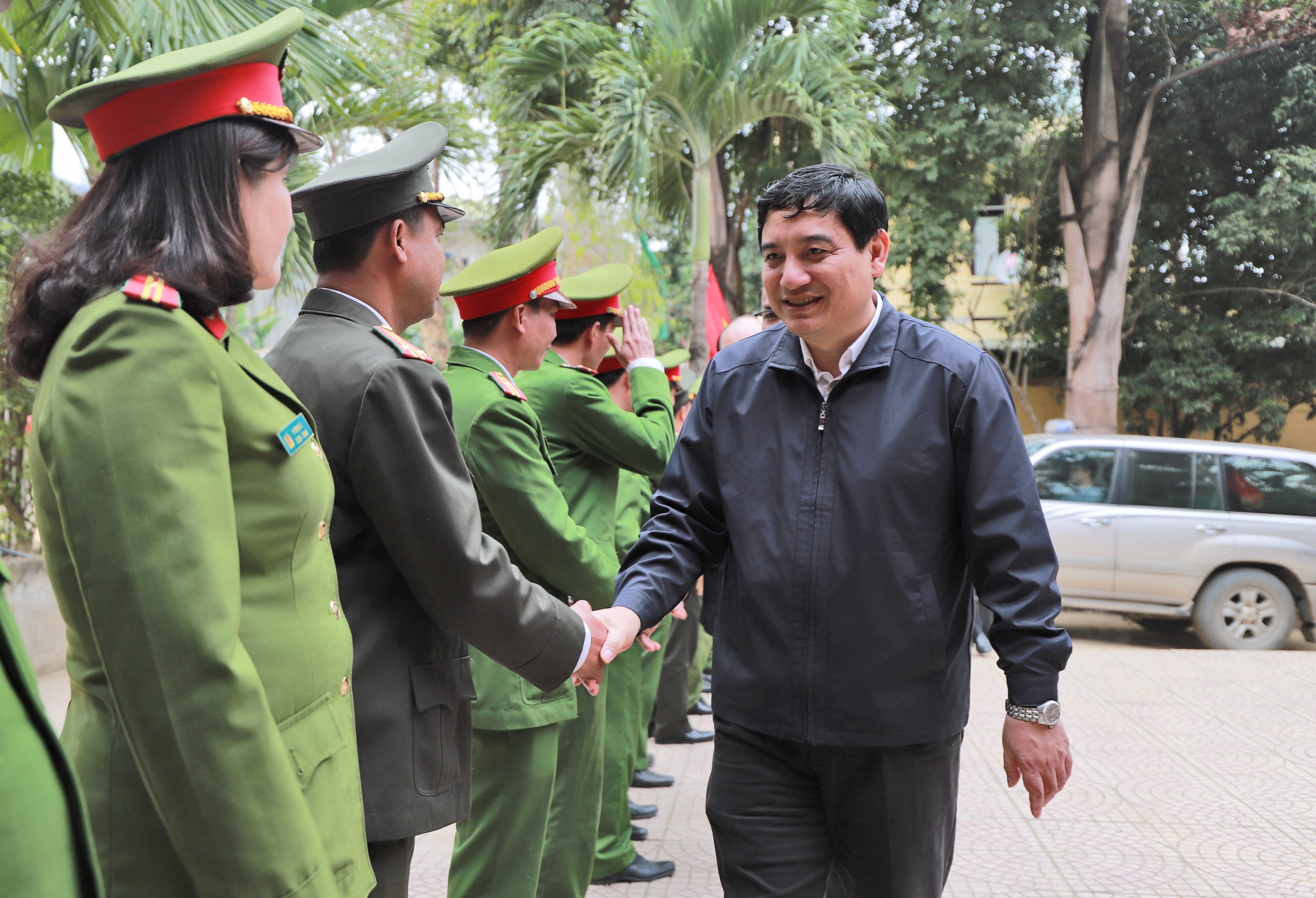 Bí thư Tỉnh ủy Nguyễn Đắc Vinh đến thăm, chúc Tết cán bộ, chiến sỹ Công an huyện Kỳ Sơn. Ảnh: Thành Duy