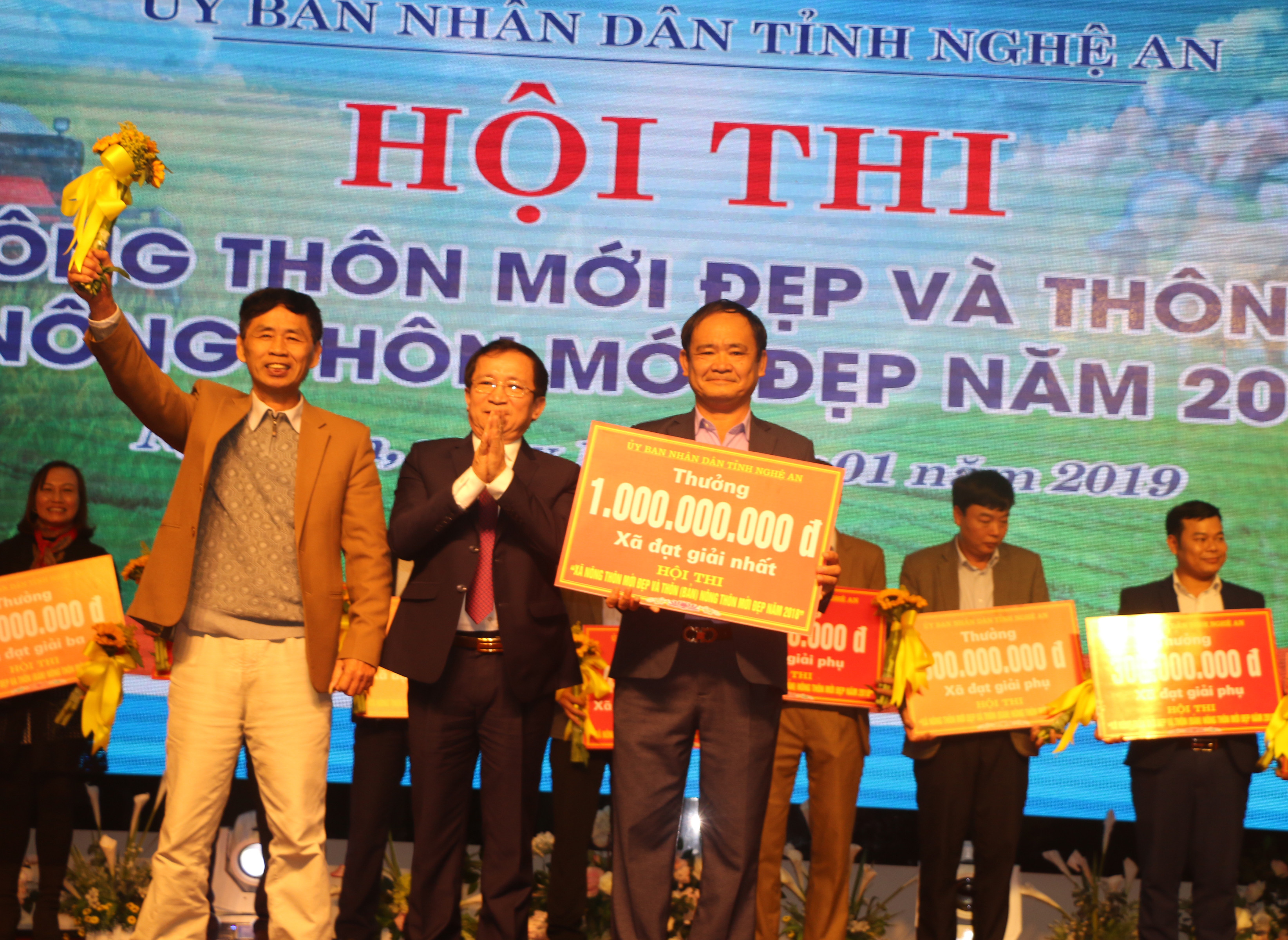 Đồng chí Đinh Viết Hồng trao giải Nhất cho xã Hưng Tân, huyện Hưng Nguyên