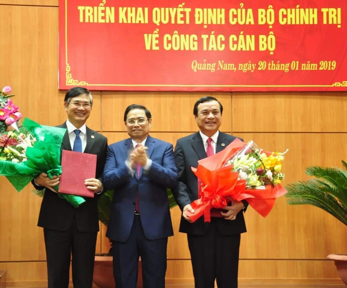 Đồng chí Phạm Minh Chính thay mặt Bộ Chính trị trao Quyết định