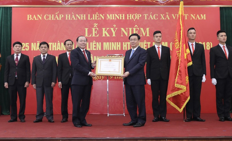 Phó Thủ tướng Vương Đình Huệ trao Huân chương Lao động hạng Nhất cho Liên minh HTX Việt Nam. Ảnh: Hiền Hòa