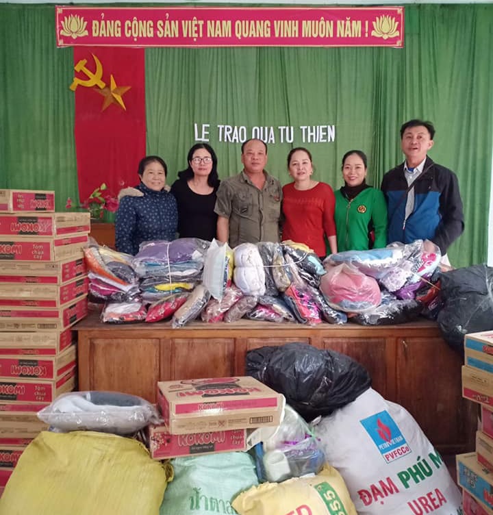 Trao quà cho hộ nghèo ở Quỳ Châu. Ảnh: Đức Anh