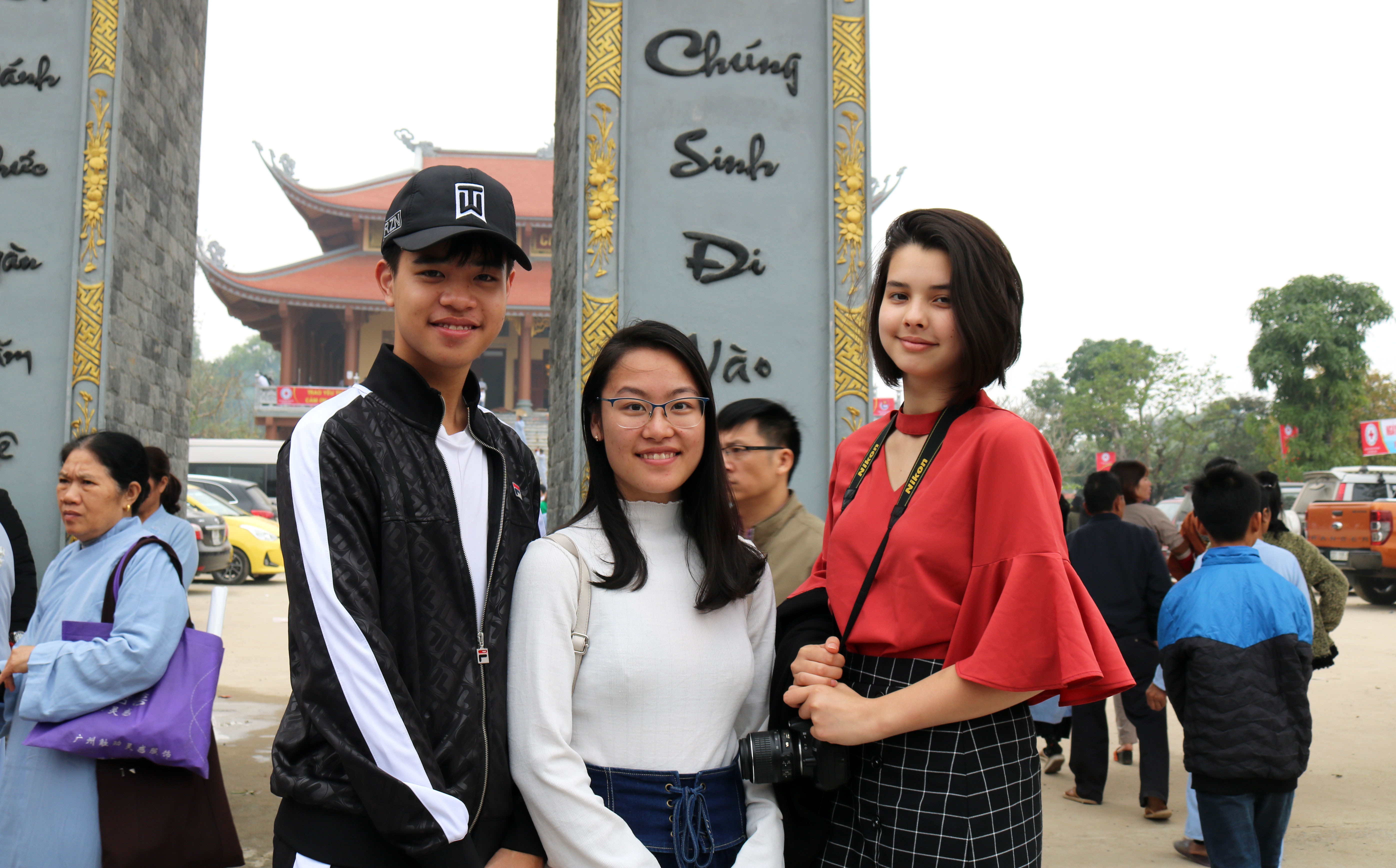 Có nhiều bạn trẻ người người nước ngoài đã đến chùa Cổ Am dự lễ, bái Phật. Ảnh: Huy Thư
