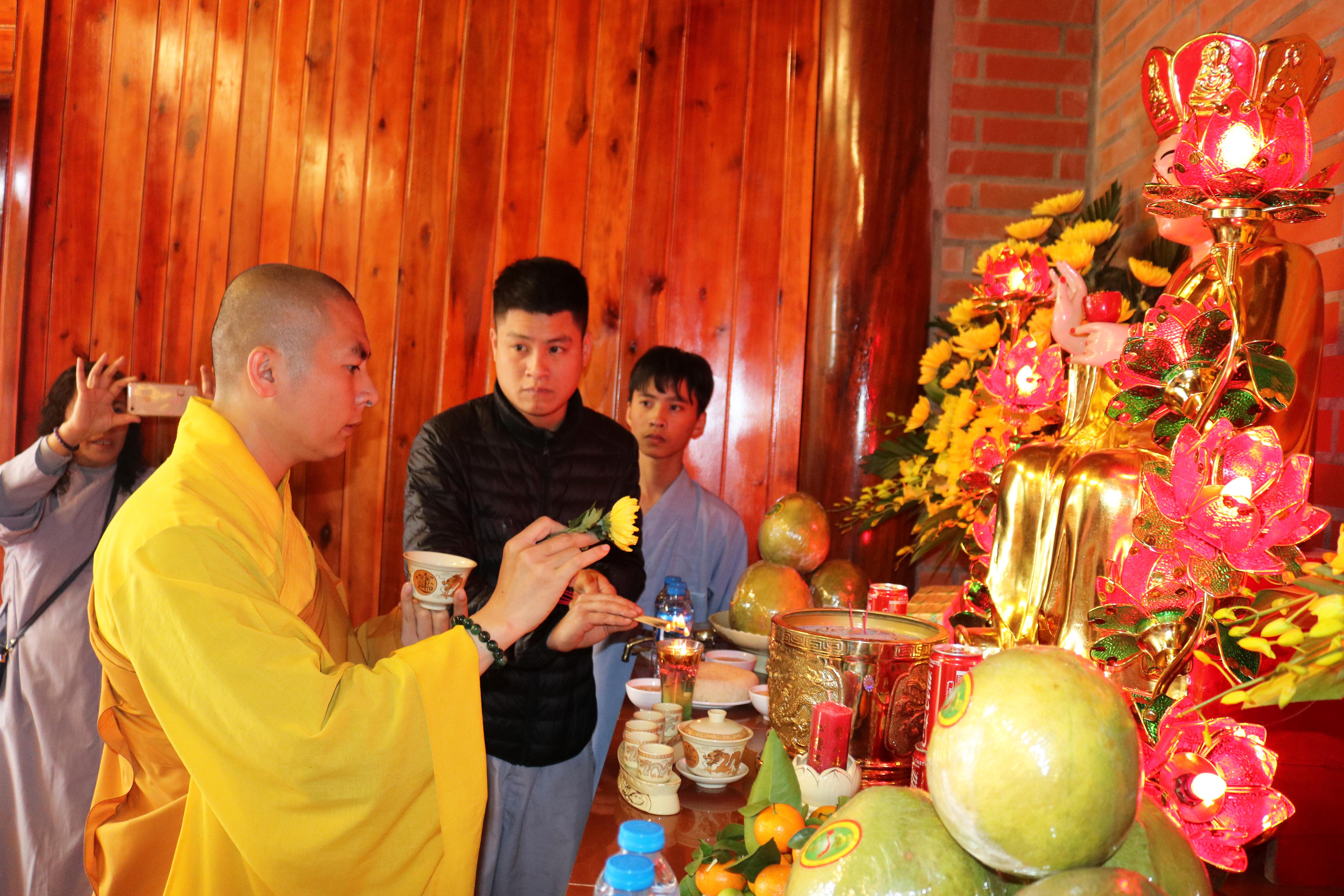 Đại đức Thích Tâm Thành làm lễ an vị tượng Phật . Ảnh: Huy Thư