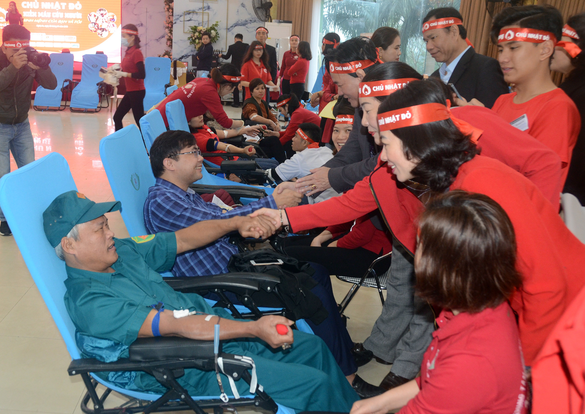 Ban Chỉ đạo Vận động hiến máu tình nguyện tỉnh Nghệ An cảm ơn, tri ân những người hiến máu. Ảnh: Thành Chung