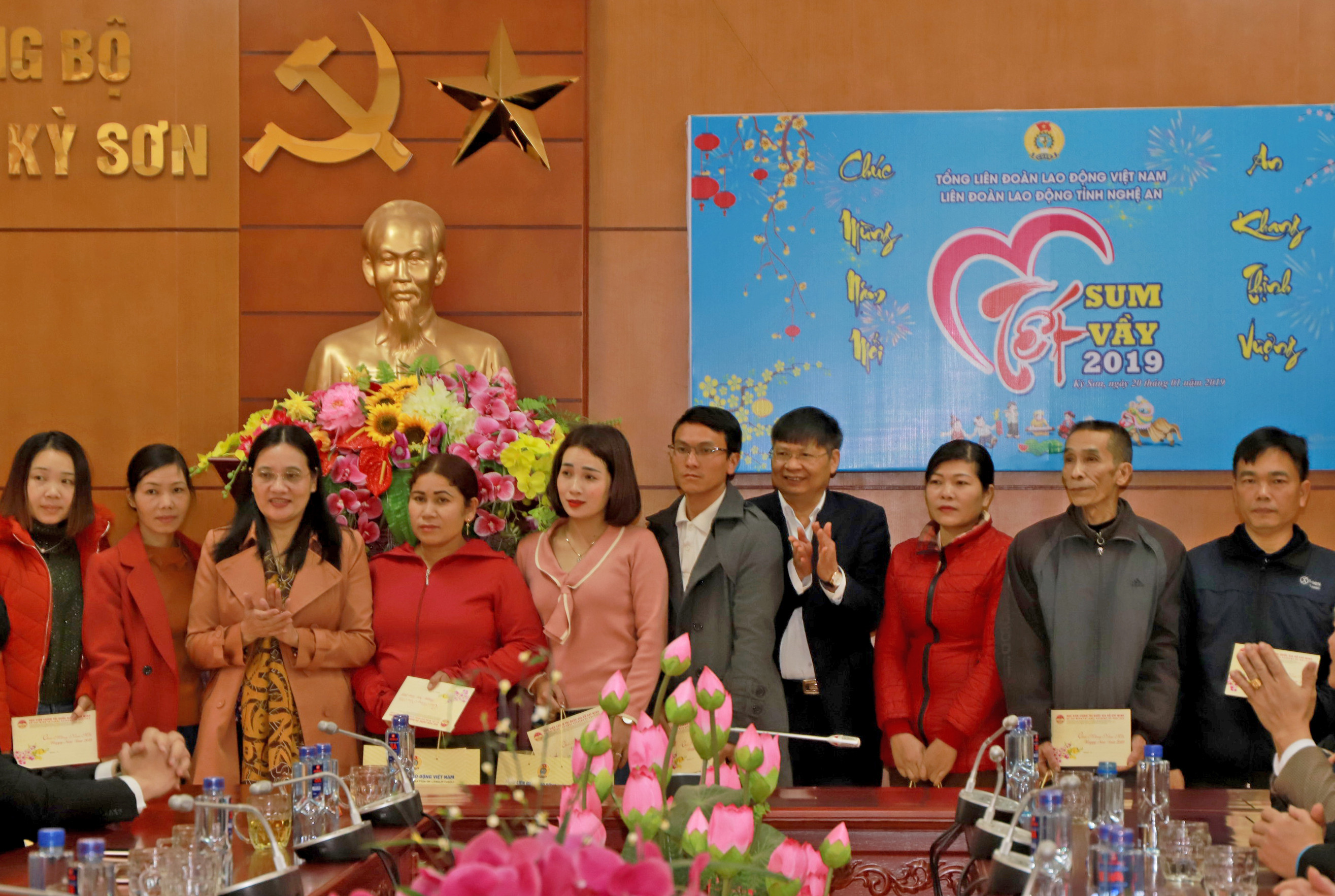 Phó Chủ tịch HĐND tỉnh Cao Thị Hiền tặng quà cho các đoàn viên công đoàn. Ảnh: Thành Duy