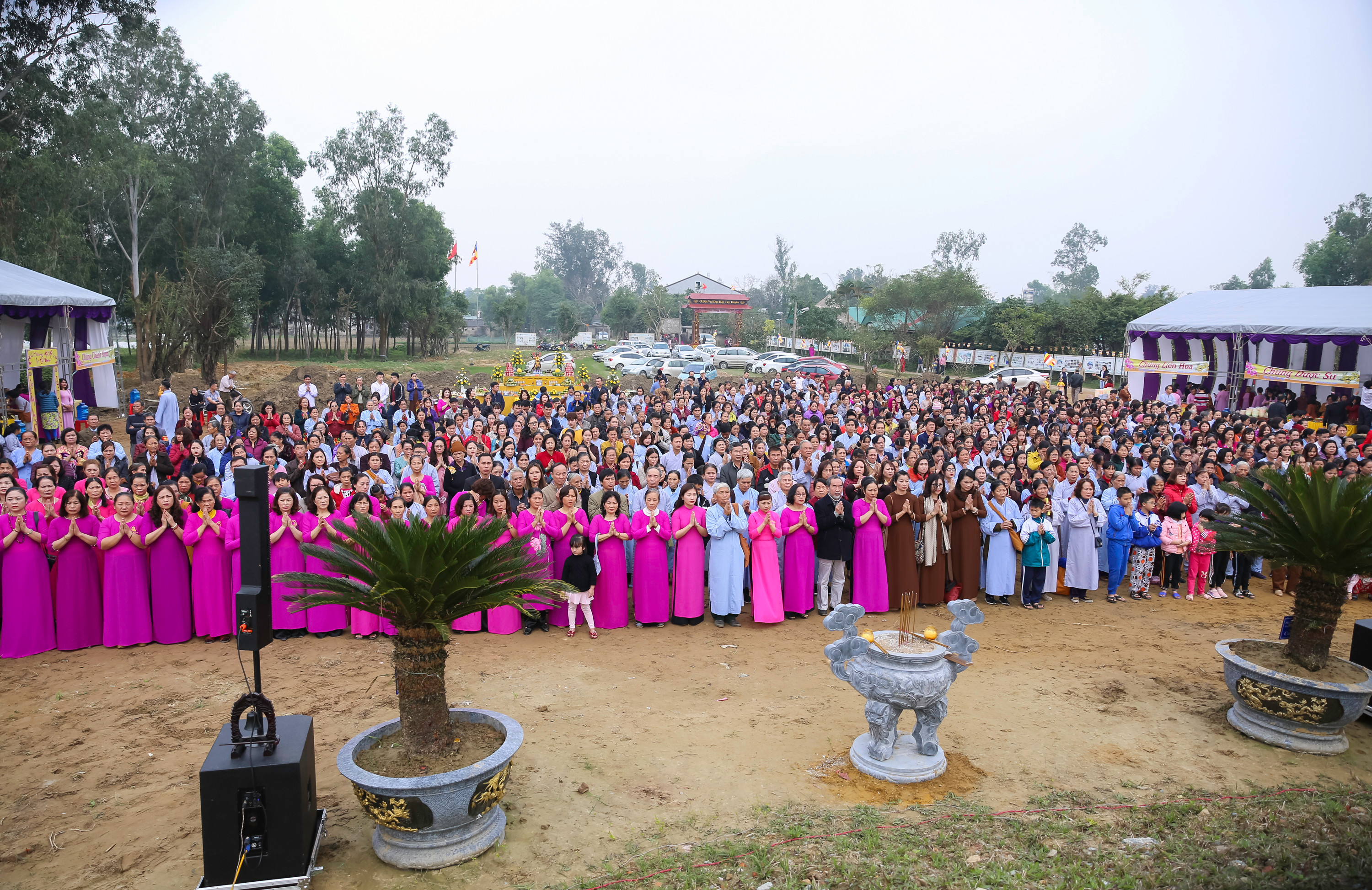  Có hàng nghìn du khách Tăng ni phật tử về dự lễ Lễ an vị tượng Phật. 