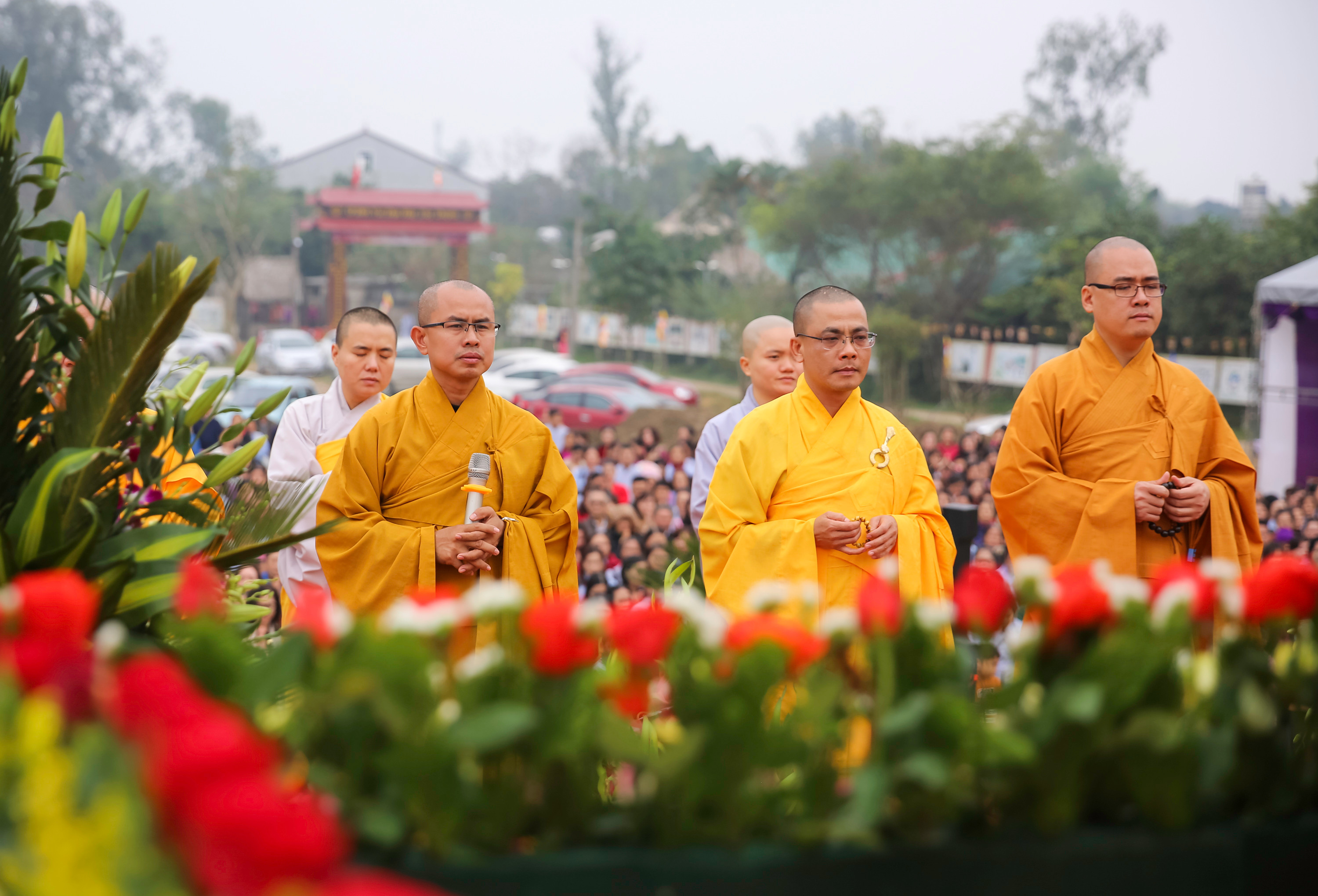 Đại đức Thích Định Tuệ chủ trì buổi lễ trong sự minh chứng của hàng ngàn Tăng ni phật tử. 