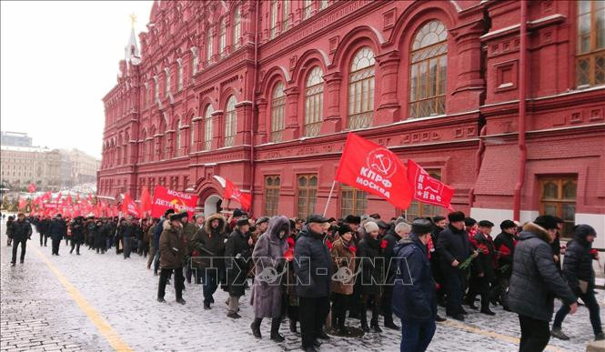 Dòng người mang hoa và biểu ngữ vào viếng Lăng V.I.Lenin. Ảnh: Tâm Hằng/TTXVN