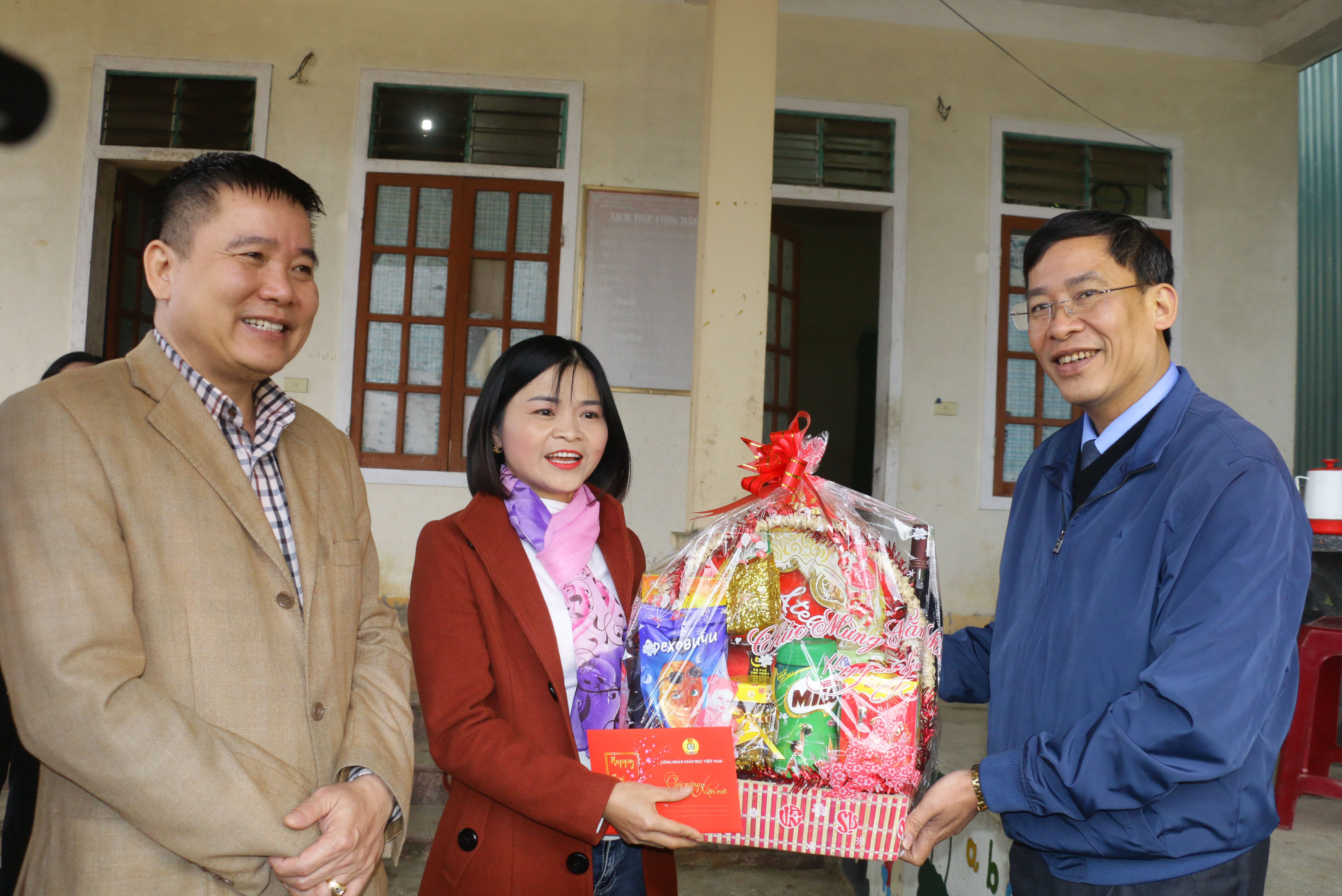 Đồng chí Vũ Minh Đức, Chủ tịch Công đoàn Giáo dục Việt Nam tặng quà và chúc tết cho giáo viên Trường Mầm non Na Ngoi. Ảnh: Mỹ Hà