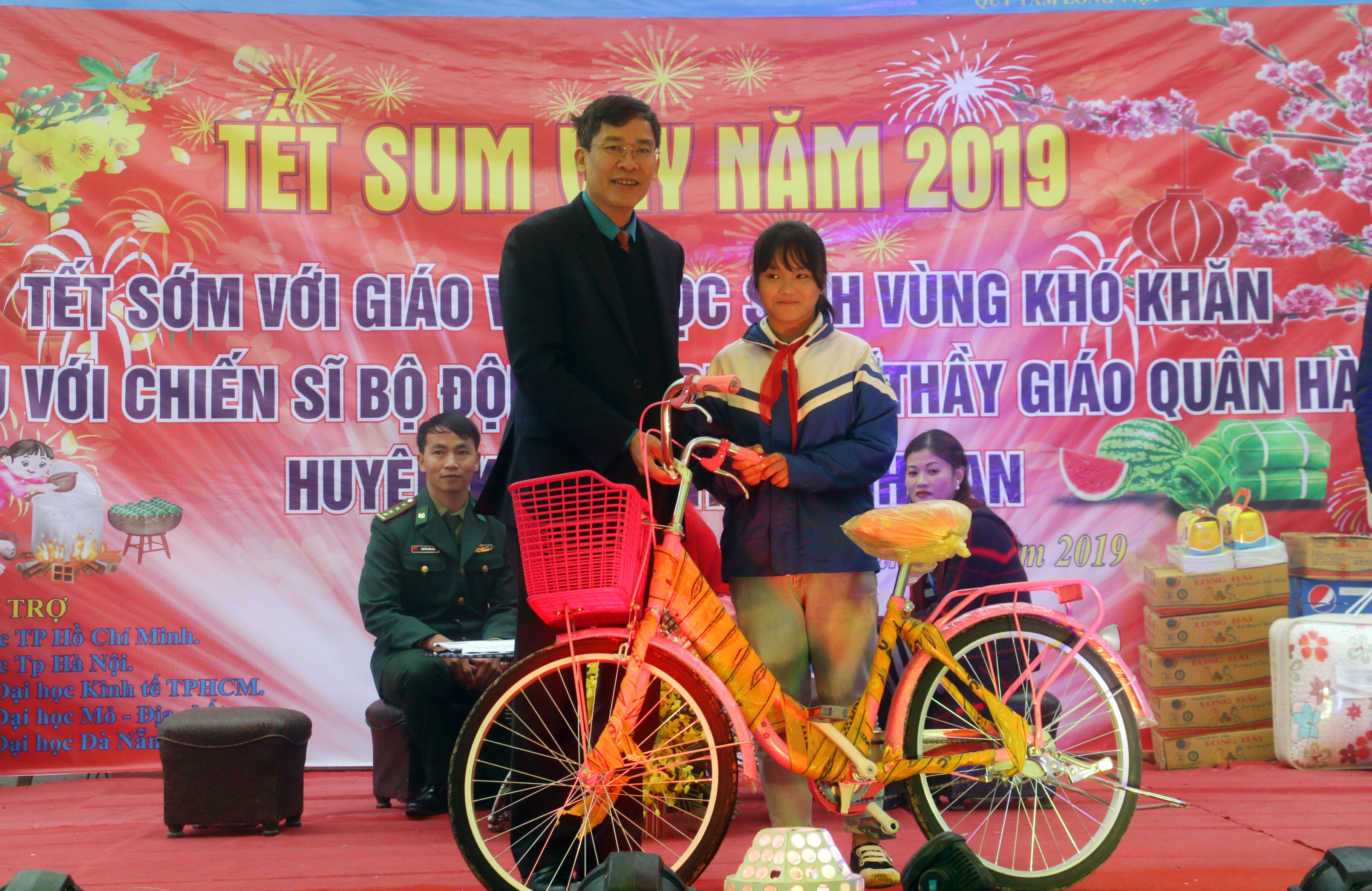 Chủ tịch Công đoàn giáo dục Việt Nam trao tặng xe đạp cho các học sinh nghèo. Ảnh: Mỹ Hà
