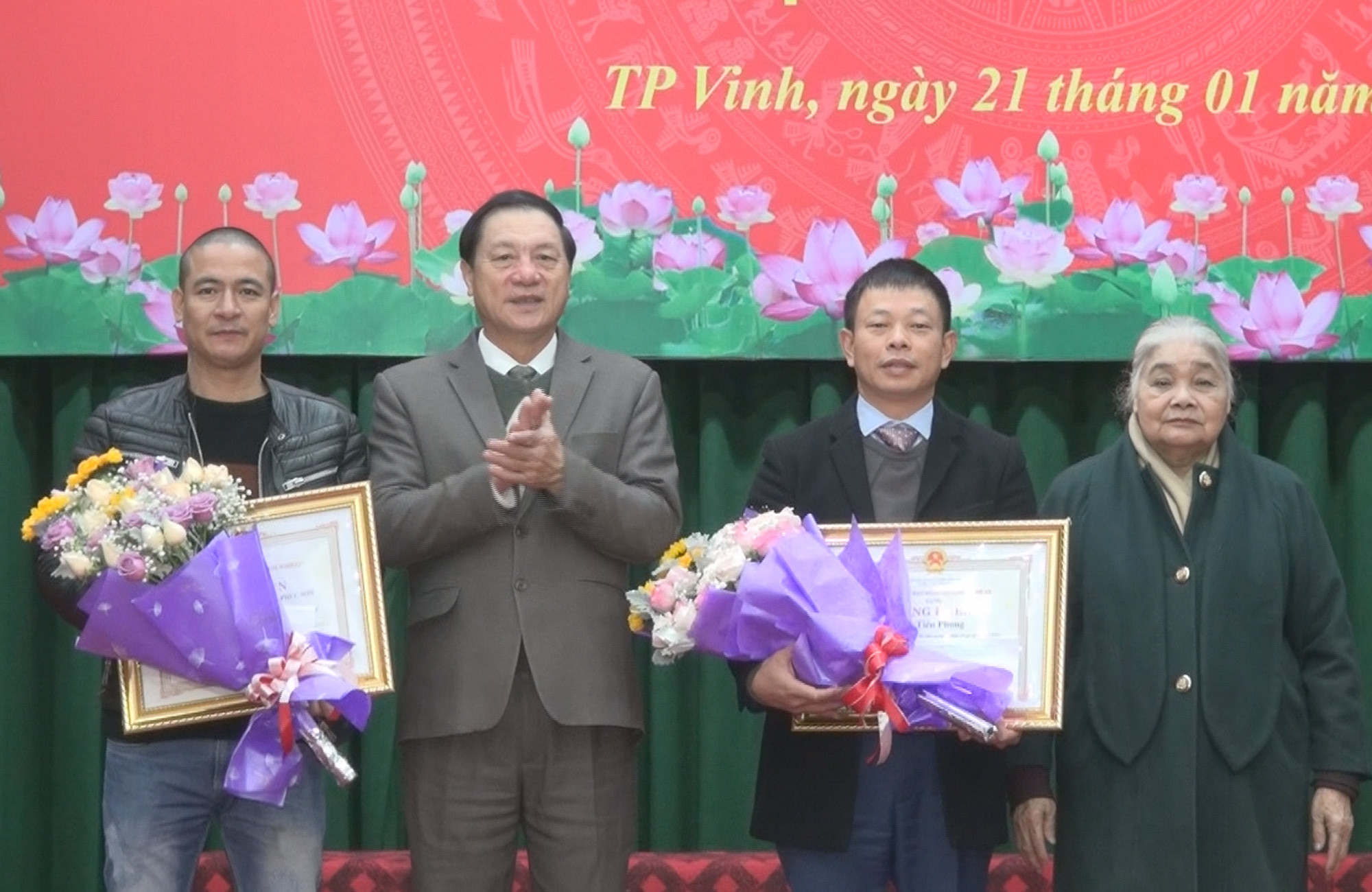 Phó Chủ tịch UBND tỉnh Lê Minh Thông trao bằng khen của UBND tỉnh tặng cho 2 tập thể có thành tích xuất sắc trong công tác đền ơn đáp nghĩa. Ảnh: Thành Chung