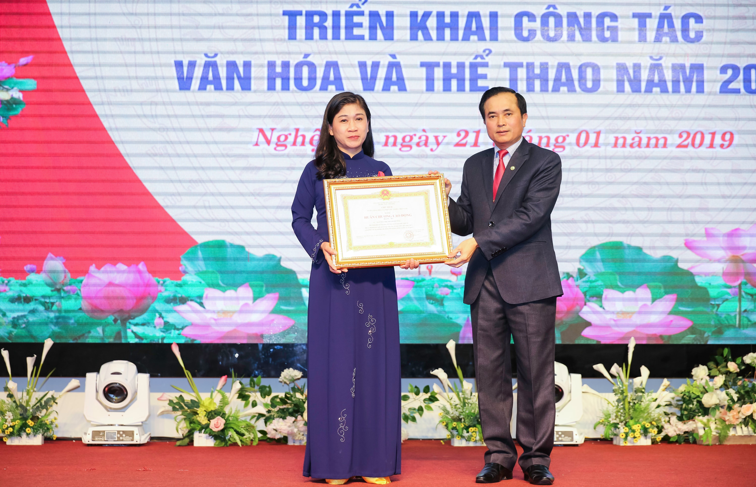 Thừa ủy quyền Chủ tịch nước đồng chí Lê Ngọc Hoa trao tặng Huân Chương Lao động Hạng Ba cho đồng chí Nguyễn Thị Thanh Hương - Phó Giám đốc Sở Văn hóa & Thể thao. Ảnh: Đức Anh