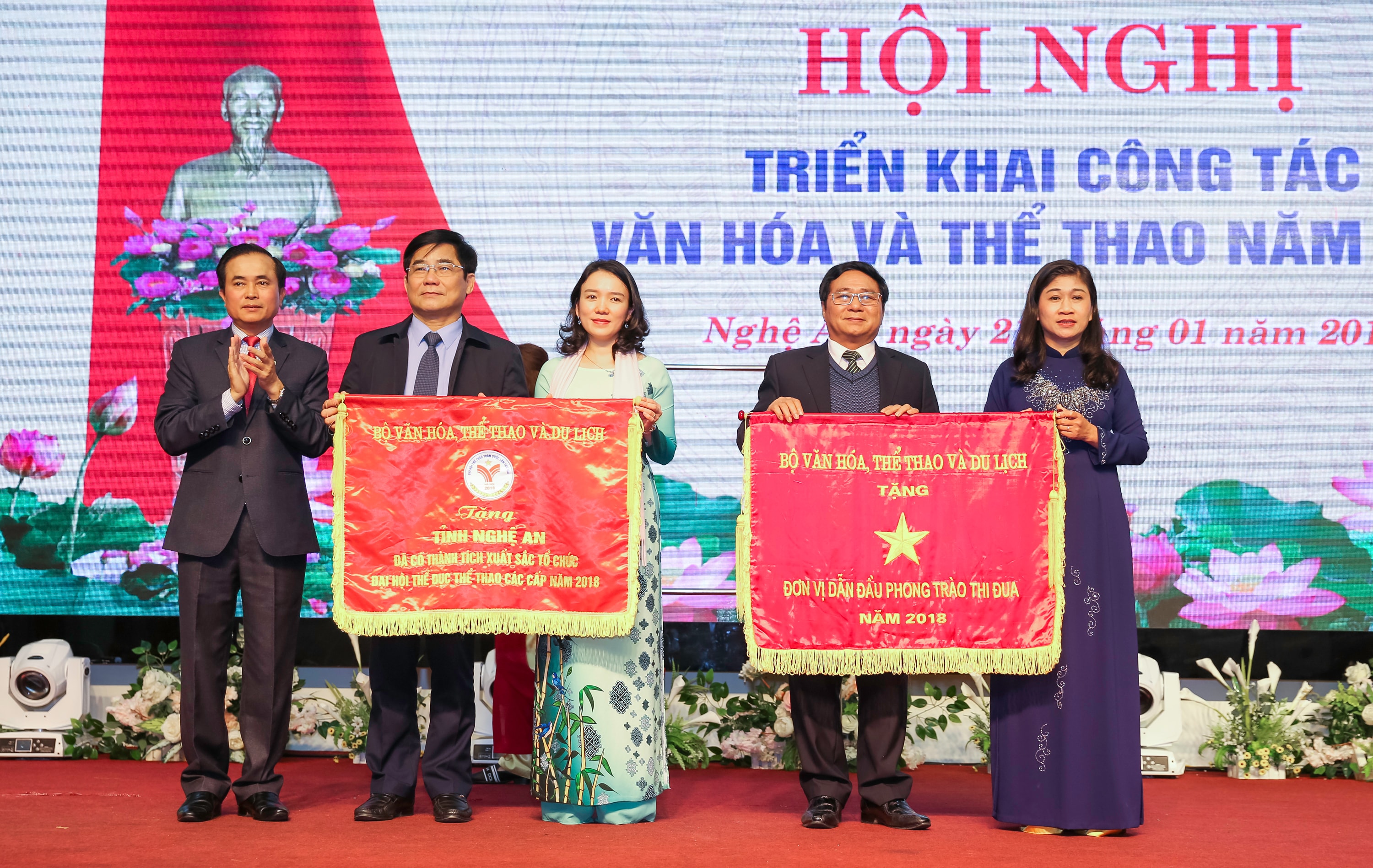 Bộ Văn hóa, Thể thao và Du lịch tặng Cờ thi đua xuất sắc cho 3 tập thể. Ảnh: Đức Anh