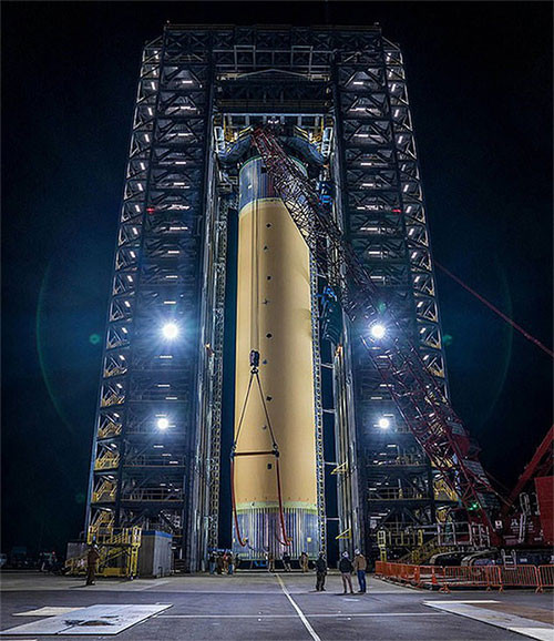 on người nhỏ bé bên chiếc bình nhiên liệu cao 61m của siêu tên lửa - (ảnh: NASA).