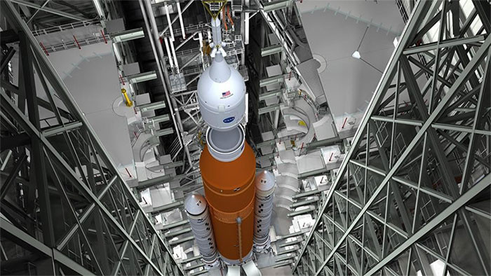 Một phần khác của tên lửa đang được sản xuất trong xưởng của NASA