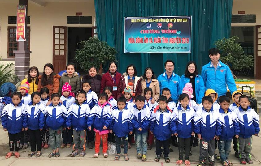 Huyện đoàn Nam Đàn trao quà